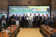 O governador Carlos Massa Ratinho Junior e o ministro da Integração e do Desenvolvimento Regional, Waldez Góes, assinaram nesta segunda-feira (18) a adesão do Paraná ao Pacto pela Governança da Água, que é gerenciado pela Agência Nacional de Águas e Saneamento Básico (ANA).