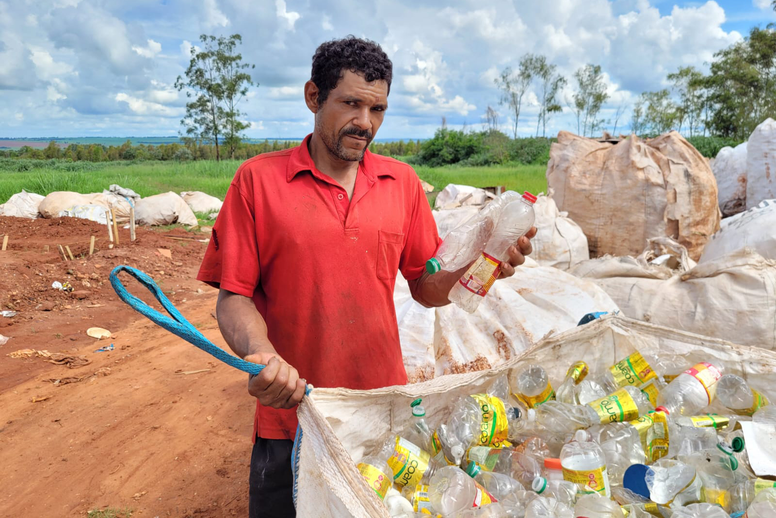 O coletor de recicláveis Elias Alves de Oliveira com o presidente do Instituto Água e Terra (IAT), Everton Souza; o prefeito de Itaúna do Sul, Gilson José de Gois; além de técnicos da prefeitura local.