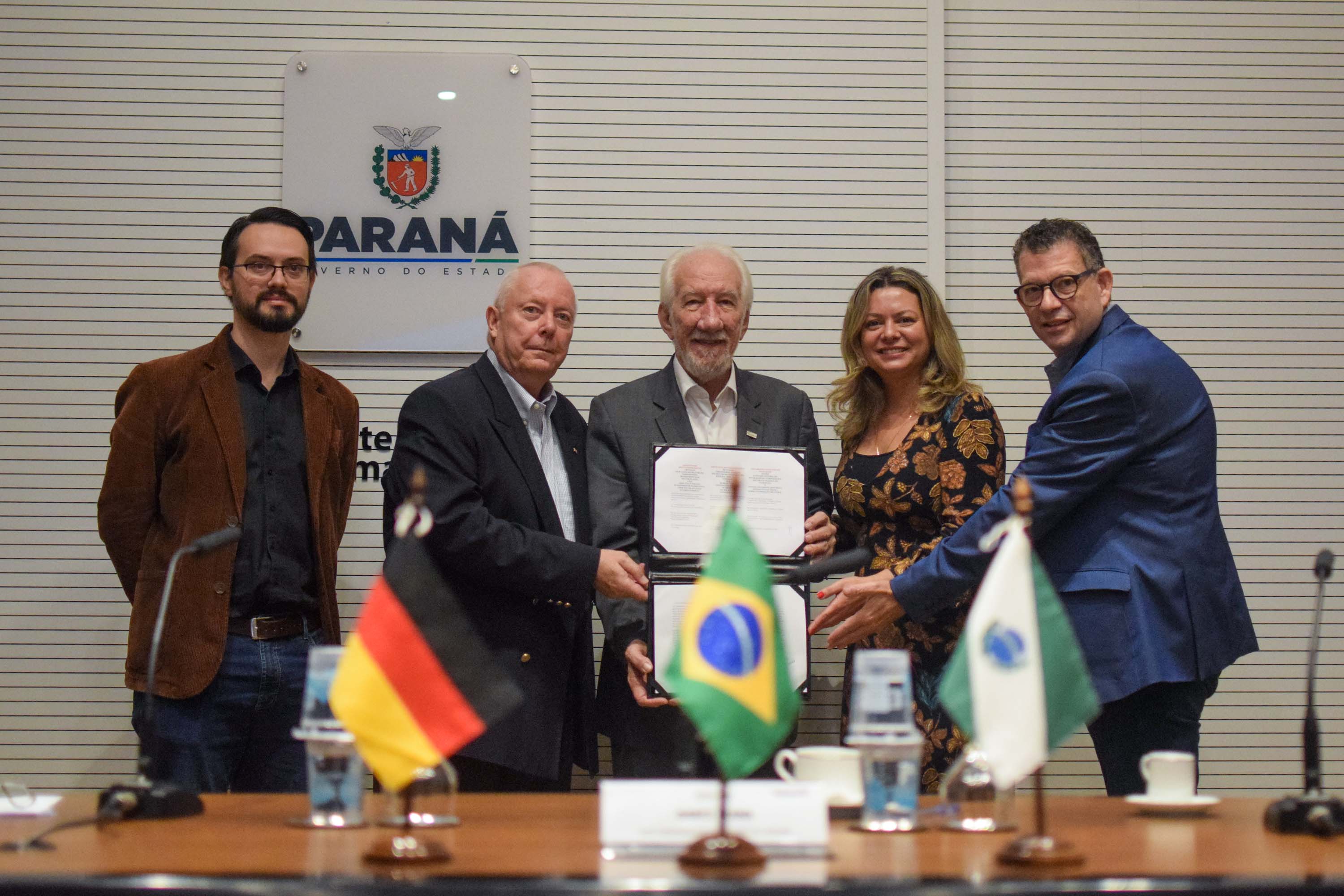 O Paraná assinou nesta quinta-feira (4) acordo de cooperação bilateral com o estado alemão de Meckenburg-Vorpommen, da região Nordeste do país europeu. A cooperação é na área de sustentabilidade, principalmente em ações de energias renováveis, tecnologias ambientais e economia circular.