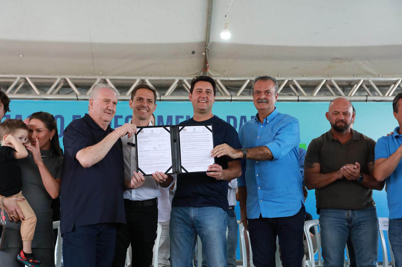O governador Carlos Massa Ratinho Junior anunciou neste sábado (22), no balneário de Praia de Leste, o projeto de modernização da orla de Pontal do Paraná e um pacote de investimentos para a cidade que ultrapassará R$ 96 milhões. As ações contemplam diferentes secretarias e órgãos do Governo do Estado e serão implementadas até 2028