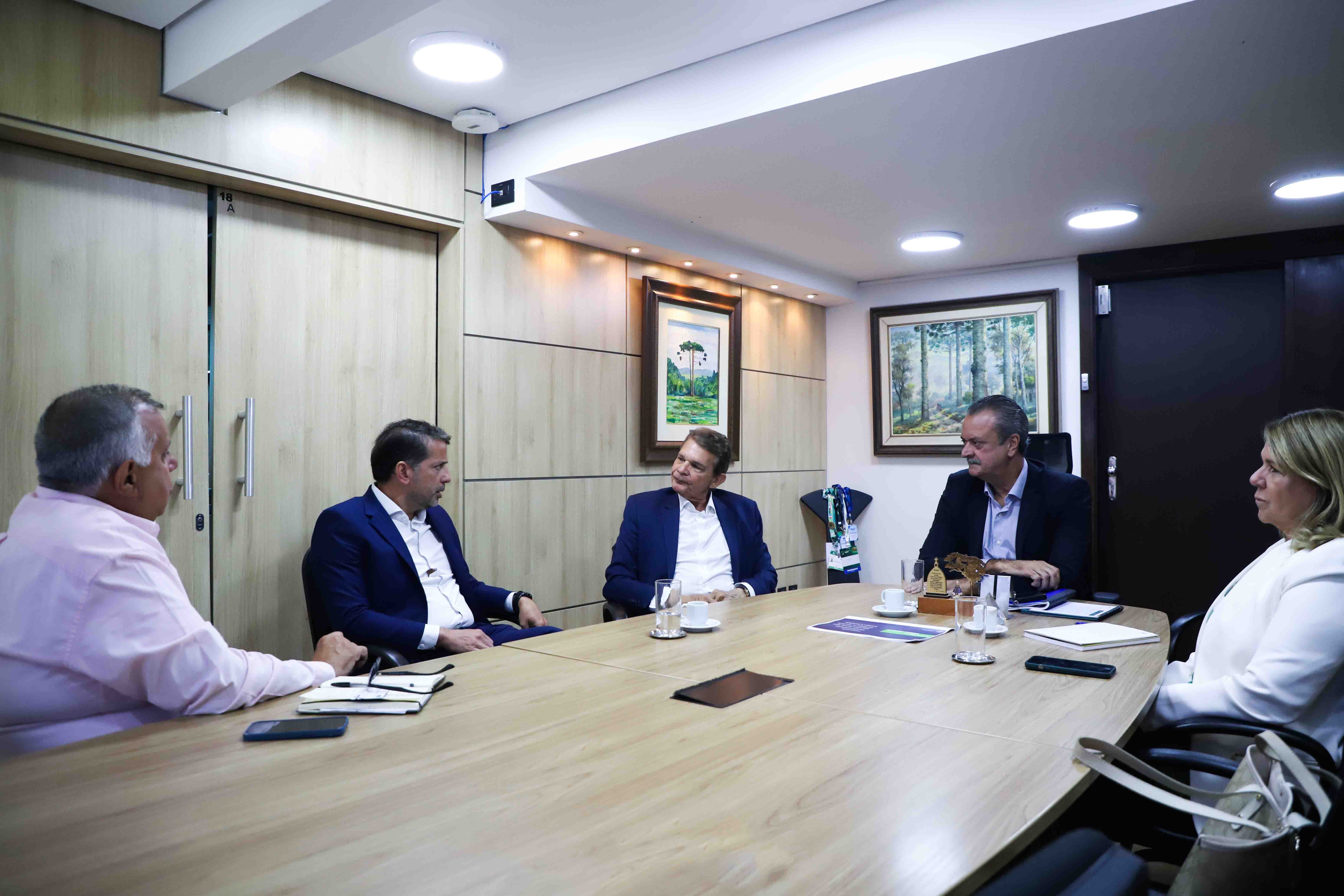 Reunião entre o secretário estadual do Desenvolvimento Sustentável, Everton Souza, e o prefeito de Foz, General Silva e Luna, sobre descentralização do licenciamento ambiental