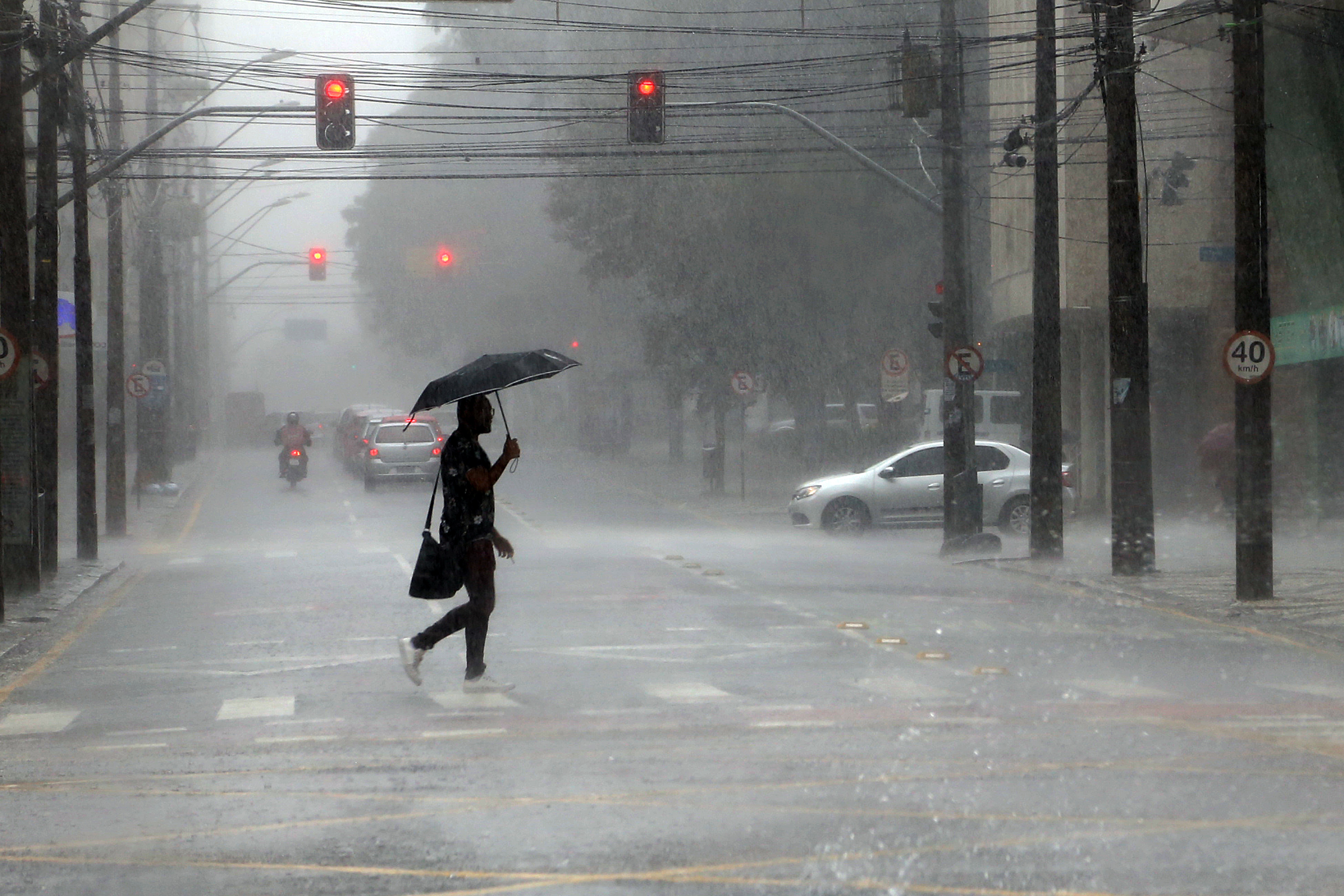 Chove aqui, e não ali? Simepar explica por que as chuvas são irregulares no verão