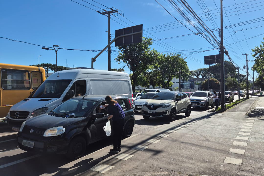 IAT distribuiu 960 copos da água e cartões informativos para conscientizar a população de Curitiba sobre o uso racional do recurso hídrico