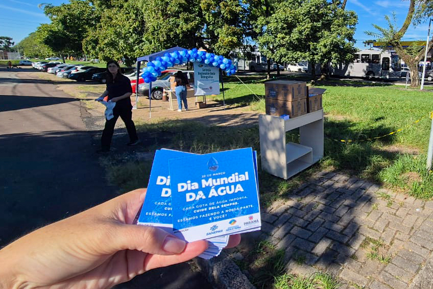IAT distribuiu 960 copos da água e cartões informativos para conscientizar a população de Curitiba sobre o uso racional do recurso hídrico