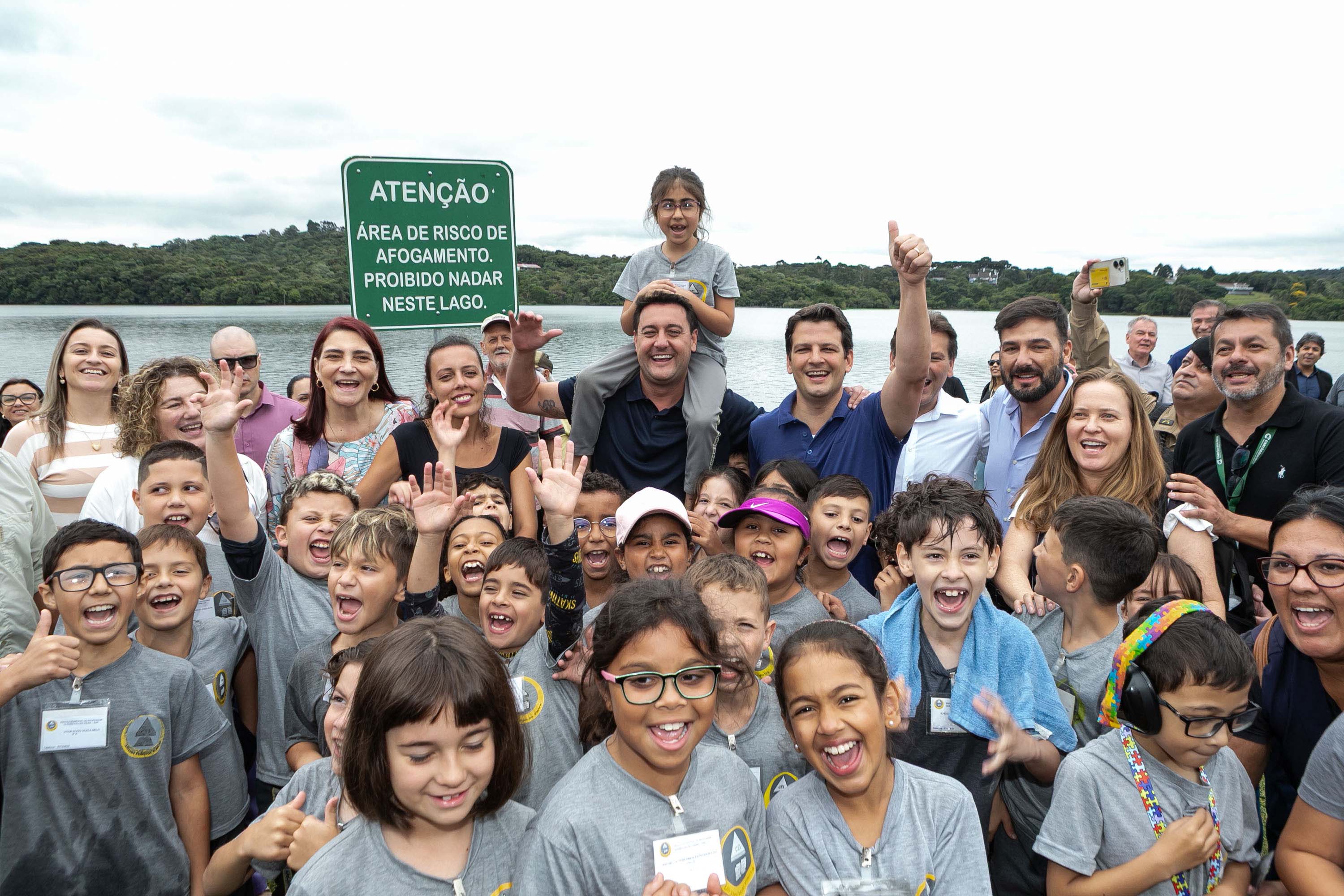 Curitiba, 20 de março de 2025 - O governador Carlos Massa Ratinho Junior participa da soltura de peixes no Parque Passauna, dentro do programa Rio Vivo.