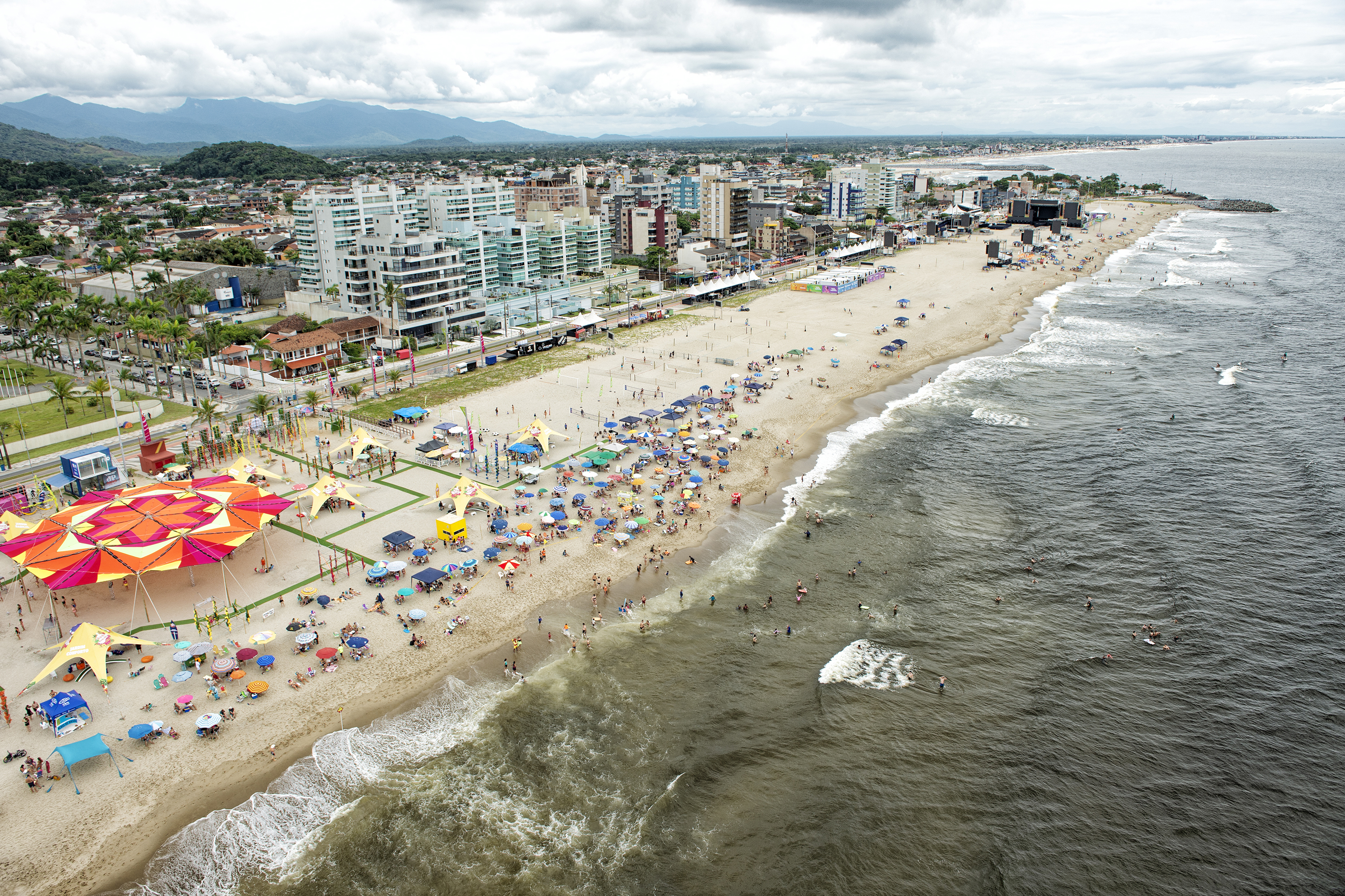 Temporada 2024/2025 do Verão Maior Paraná movimentou quase R$ 700 milhões em licenciamentos ambientais de novos empreendimentos no Litoral.
