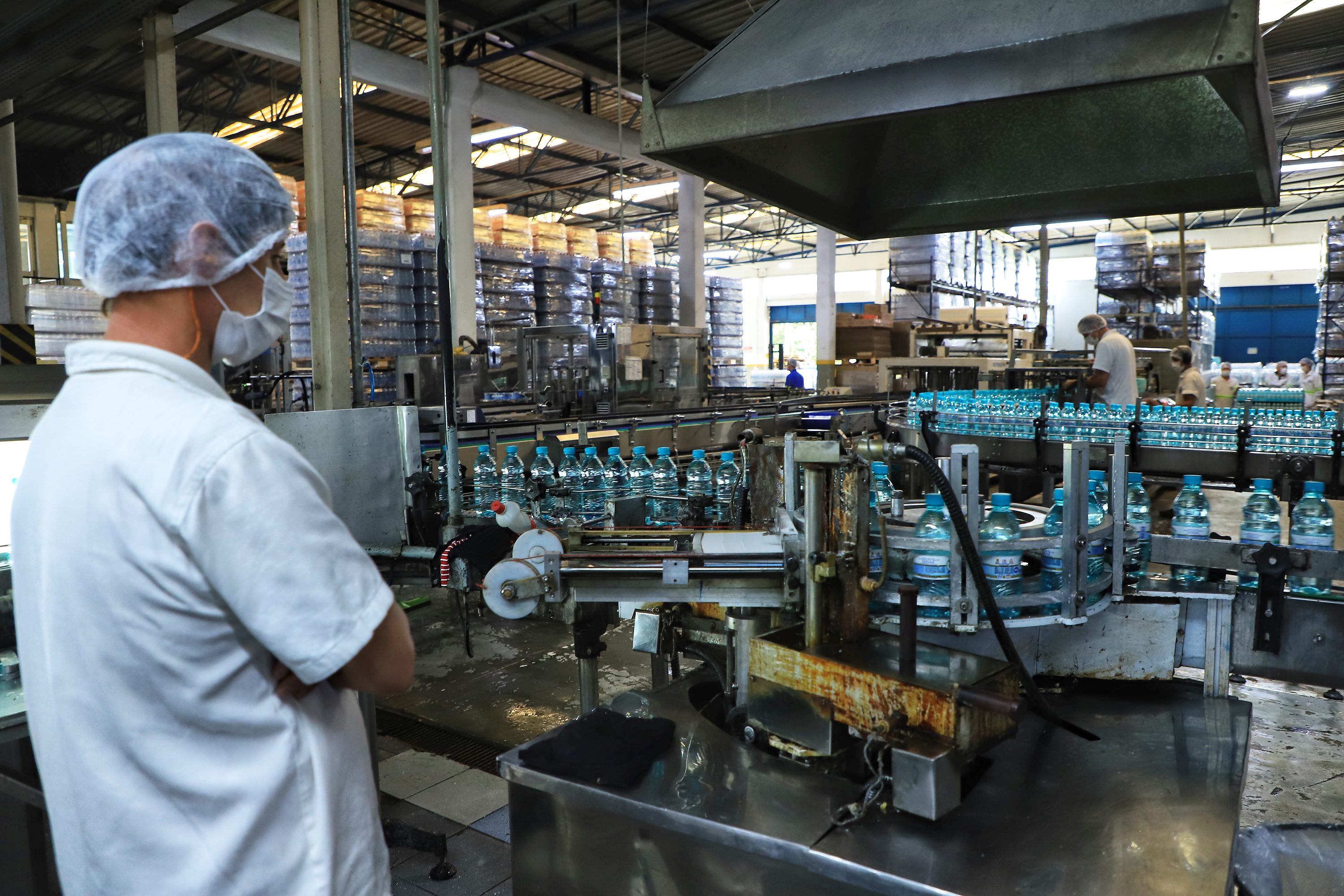 Indústria da água mineral cresce 41% em 2024 e movimenta R$ 341,2 milhões no Paraná