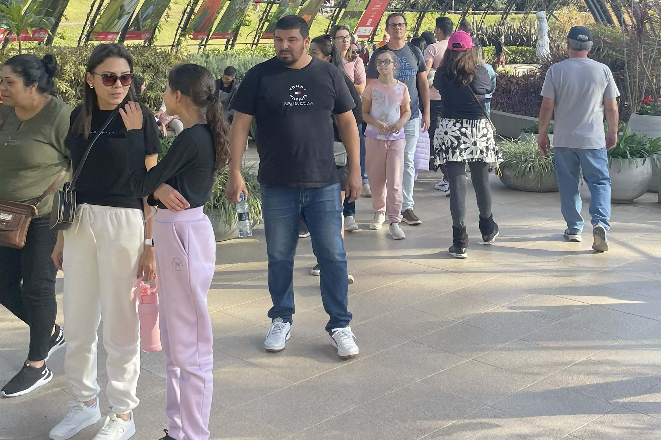 Exposição sobre fauna ameaçada atrai turistas ao Jardim Botânico de Curitiba