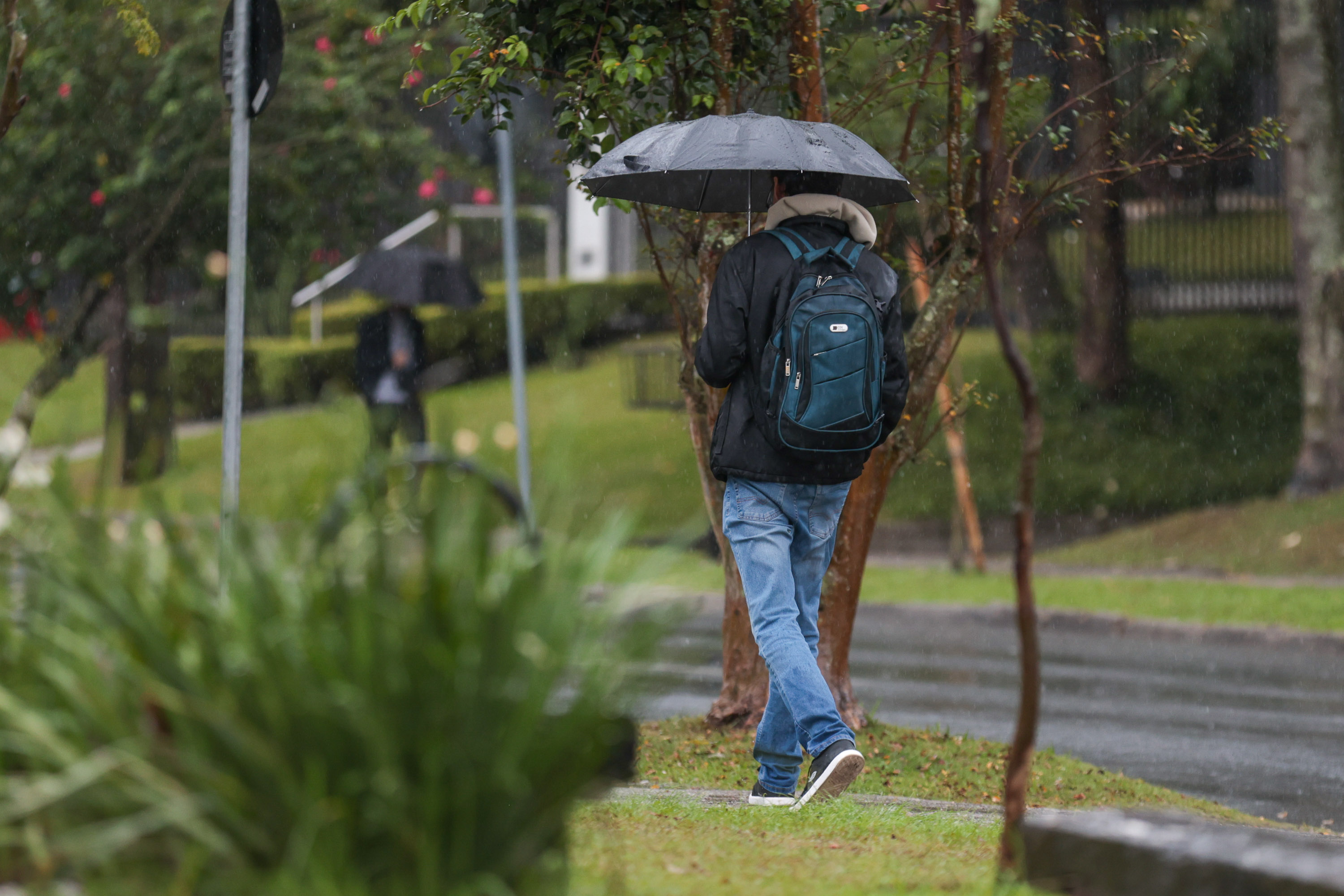 Nova frente fria traz chuvas para o Paraná e risco de temporais na faixa Oeste, prevê Simepar