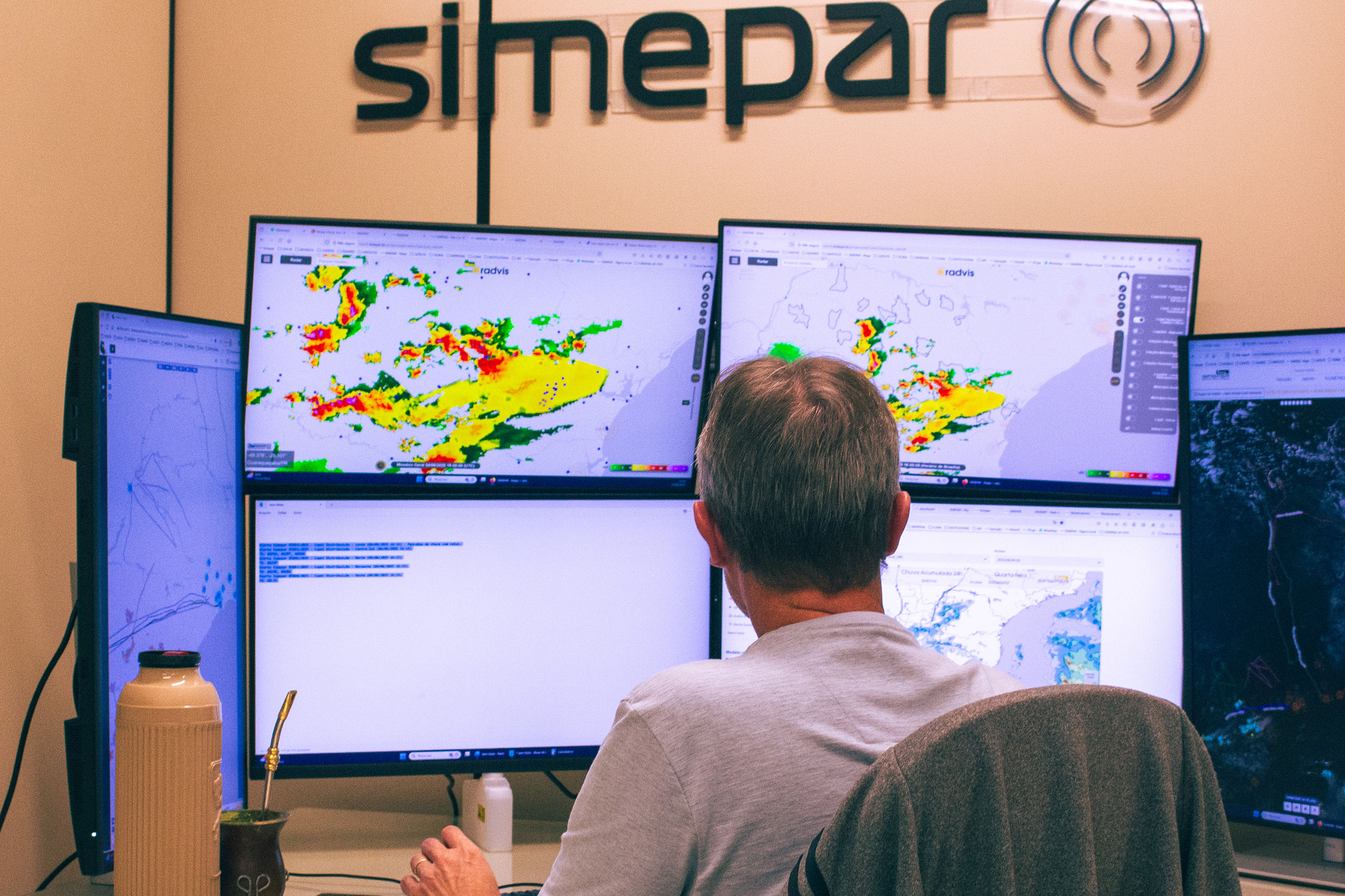 Dia do Meteorologista: saiba como profissionais do Simepar fazem a previsão do tempo