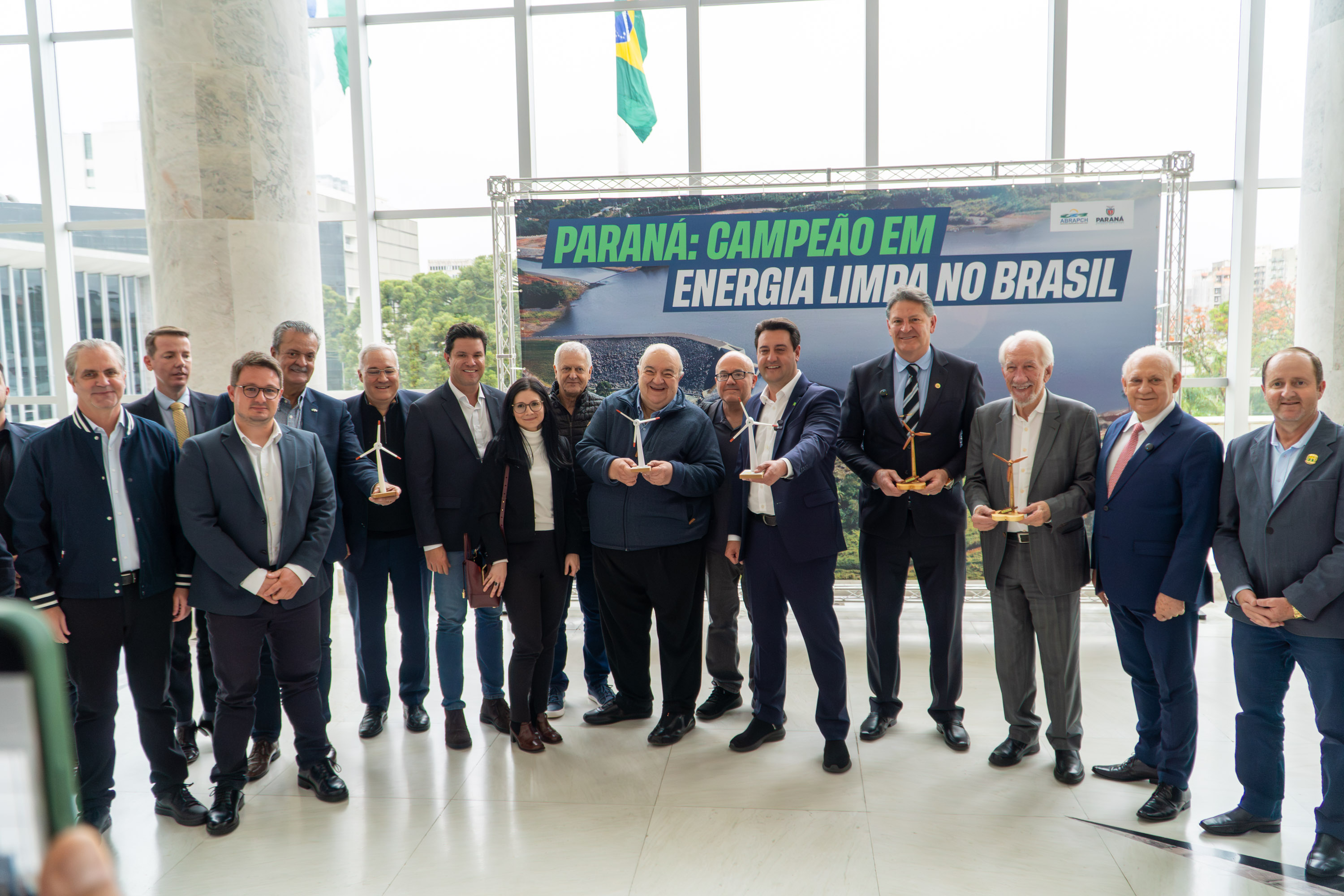 O governador Carlos Massa Ratinho Junior recebeu nesta terça-feira (7), no Palácio Iguaçu, em Curitiba, representantes da Vento Sul Energia para a entrega da Licença de Instalação (LI) do Complexo Eólico Palmas II, localizado no município de Palmas, no Sudoeste do Estado.