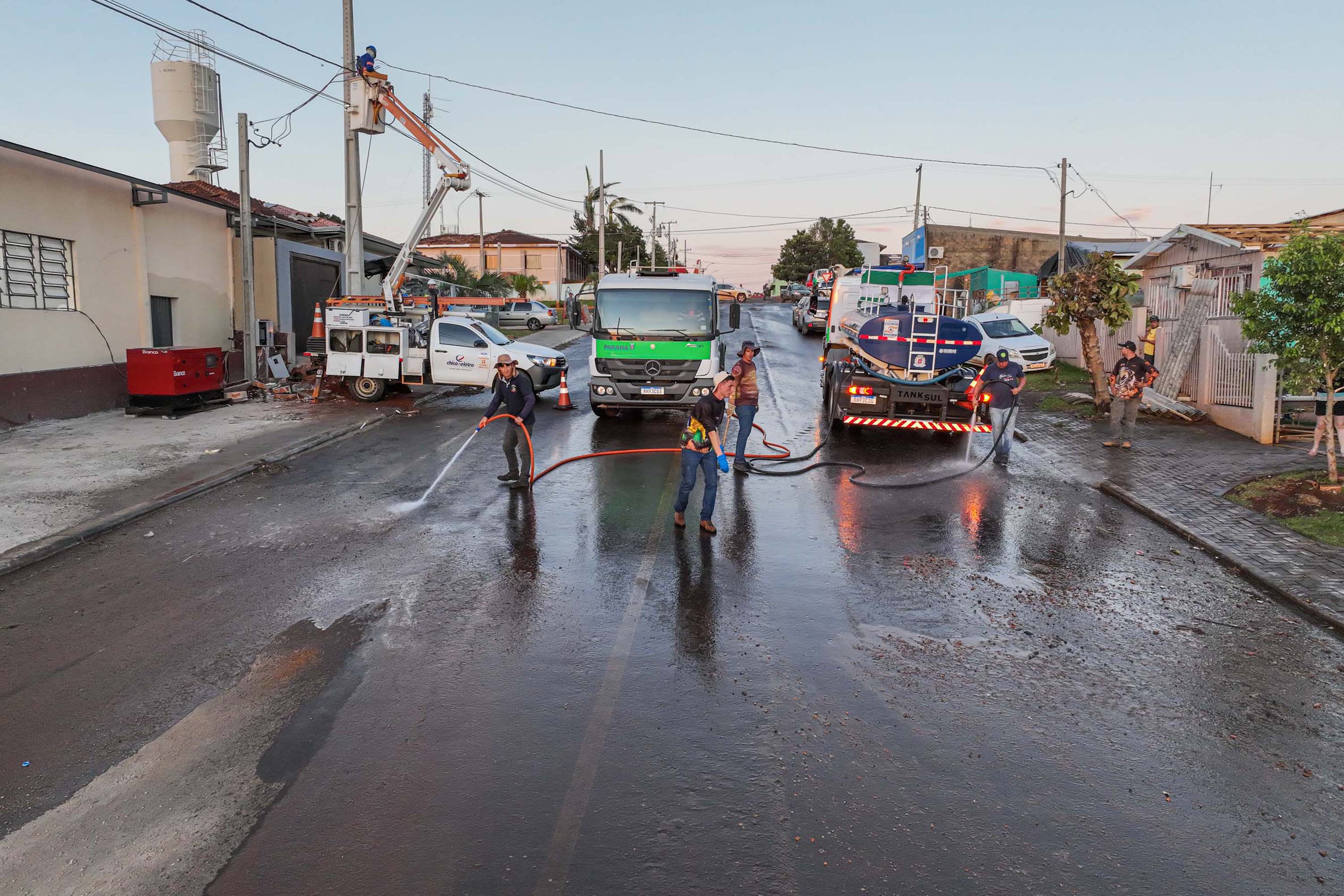 Caminhões hidrojatos ajudam na limpeza de Rio Bonito do Iguaçu