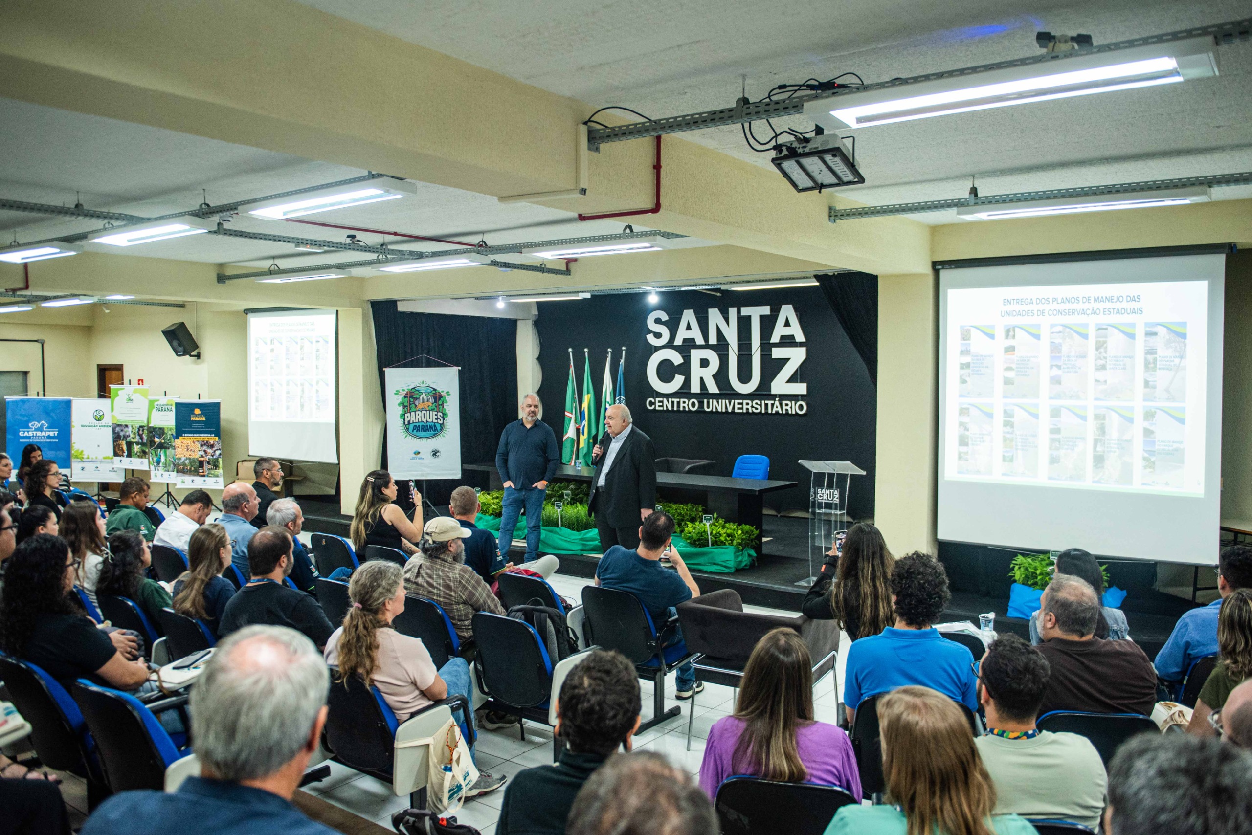 Instituto Água e Terra entregou nesta quinta-feira dez Planos de Manejo para as Unidades de Conservação (UCs). Nesta sexta-feira (12) será feito o repasse de 19 caminhonetes Ford Ranger