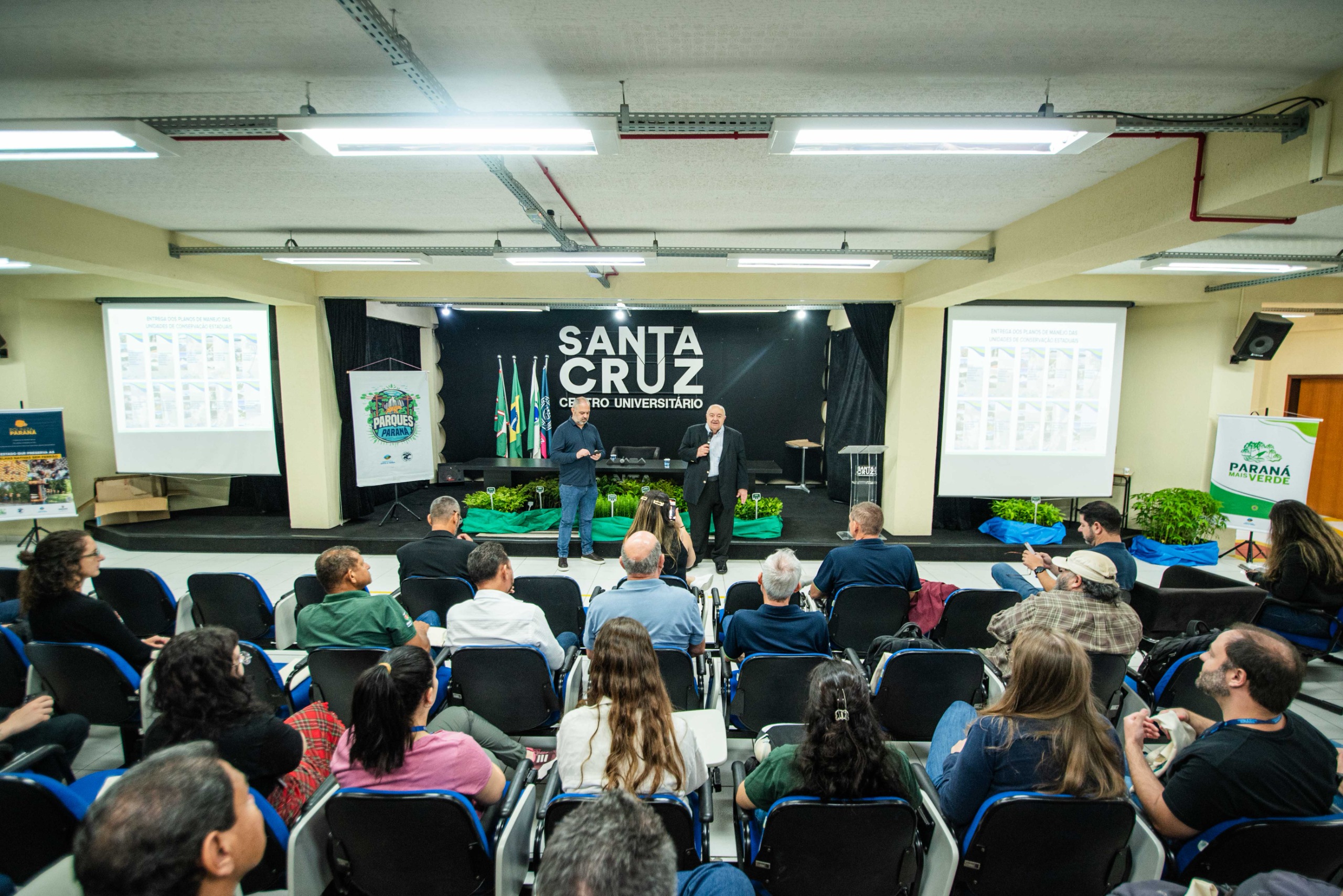 Instituto Água e Terra entregou nesta quinta-feira dez Planos de Manejo para as Unidades de Conservação (UCs). Nesta sexta-feira (12) será feito o repasse de 19 caminhonetes Ford Ranger