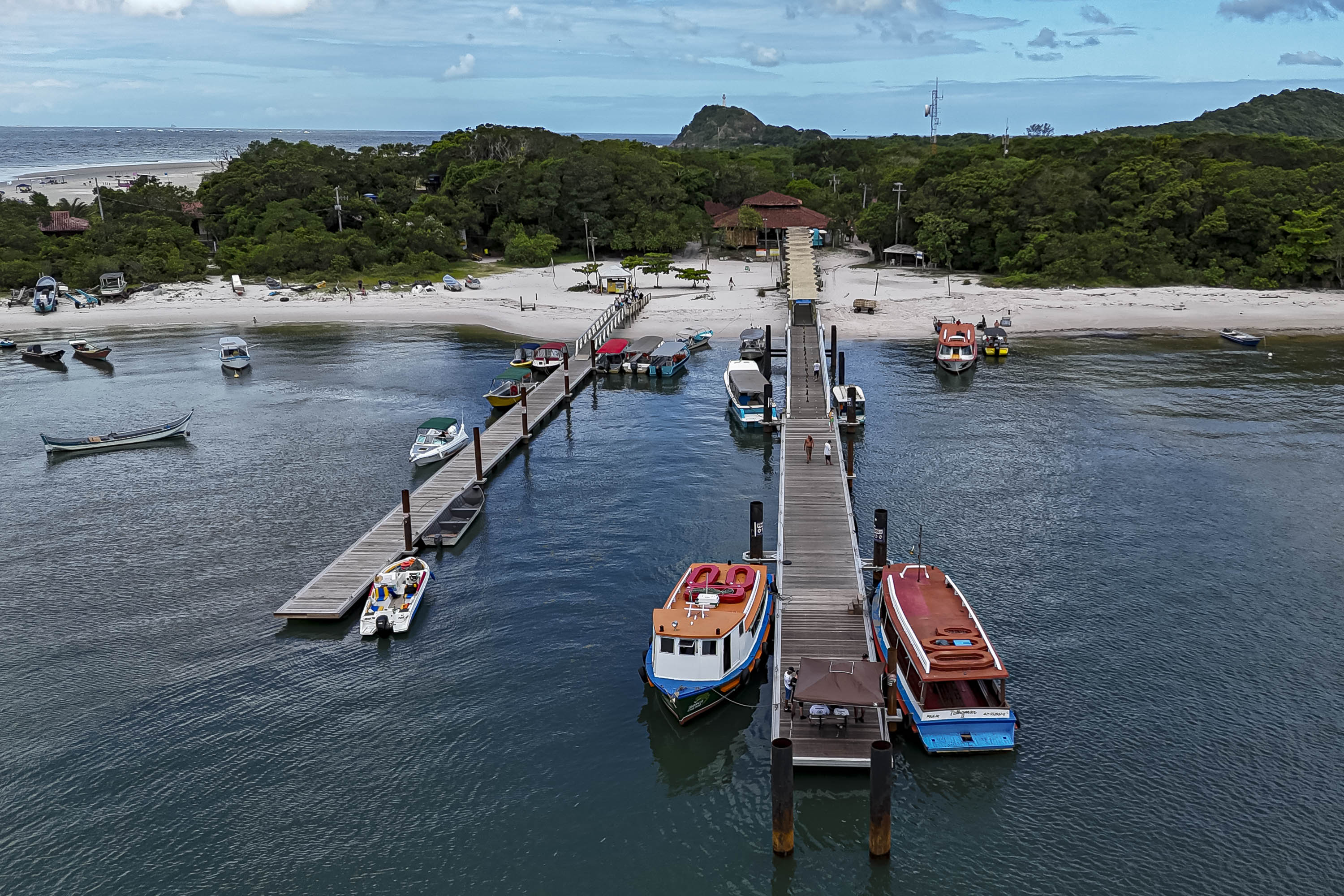 Com saneamento e inovações no acesso, Ilha do Mel ganha mais turistas e já projeta o futuro
