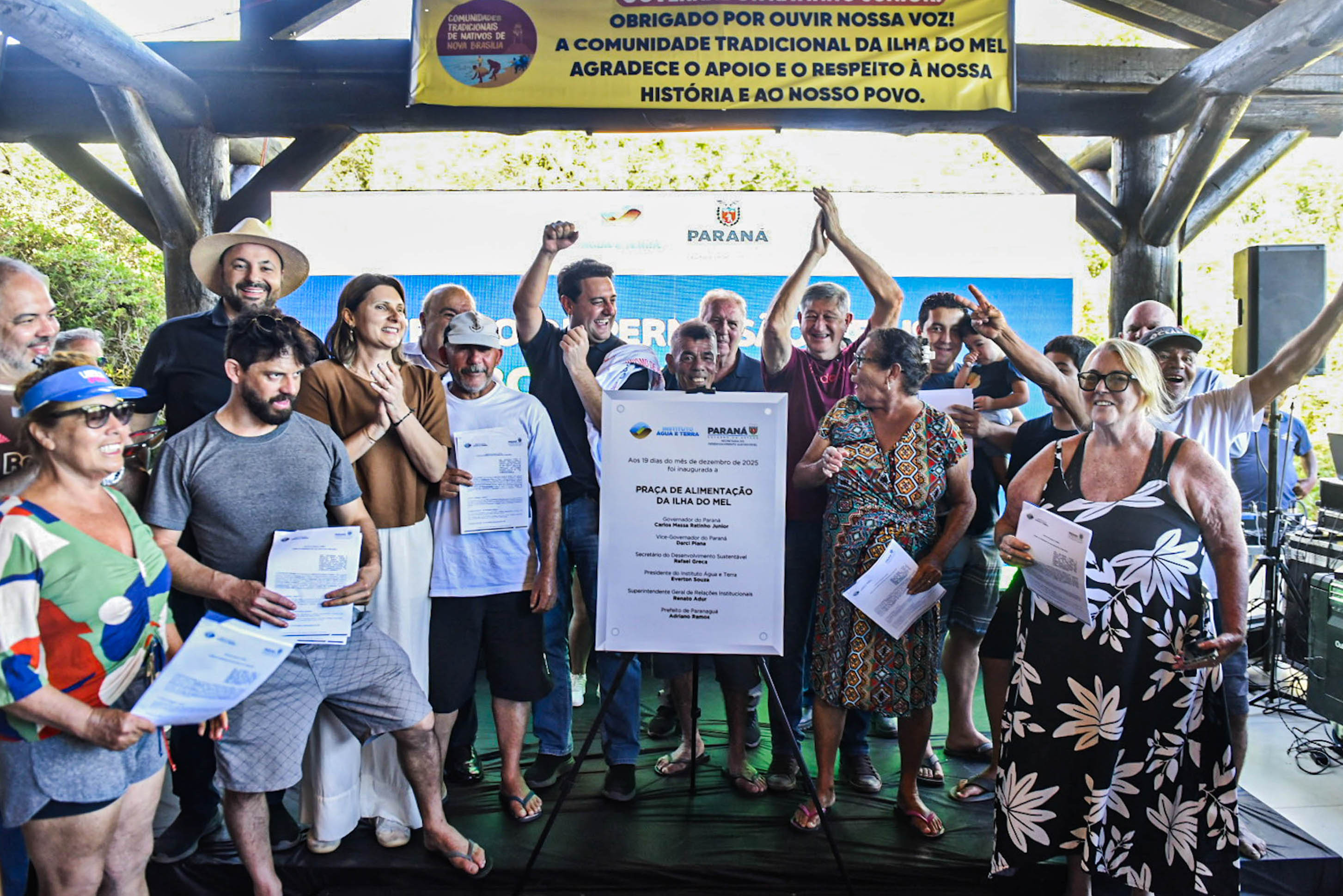 Governo entrega praça de alimentação e regularização fundiária para famílias da Ilha do Mel