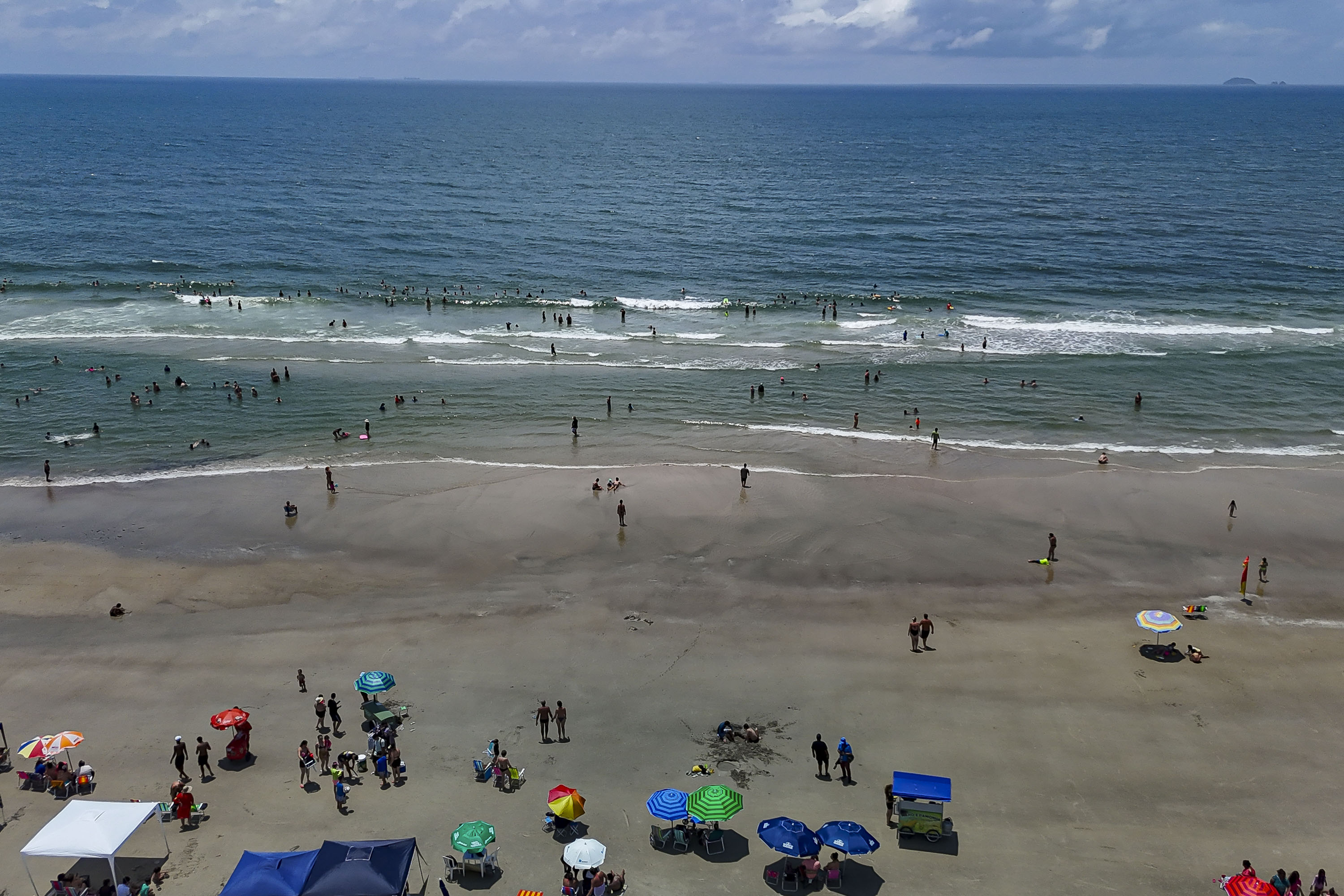 Fim de semana típico de verão: Litoral terá temperaturas acima de 30°C e chuva à tarde