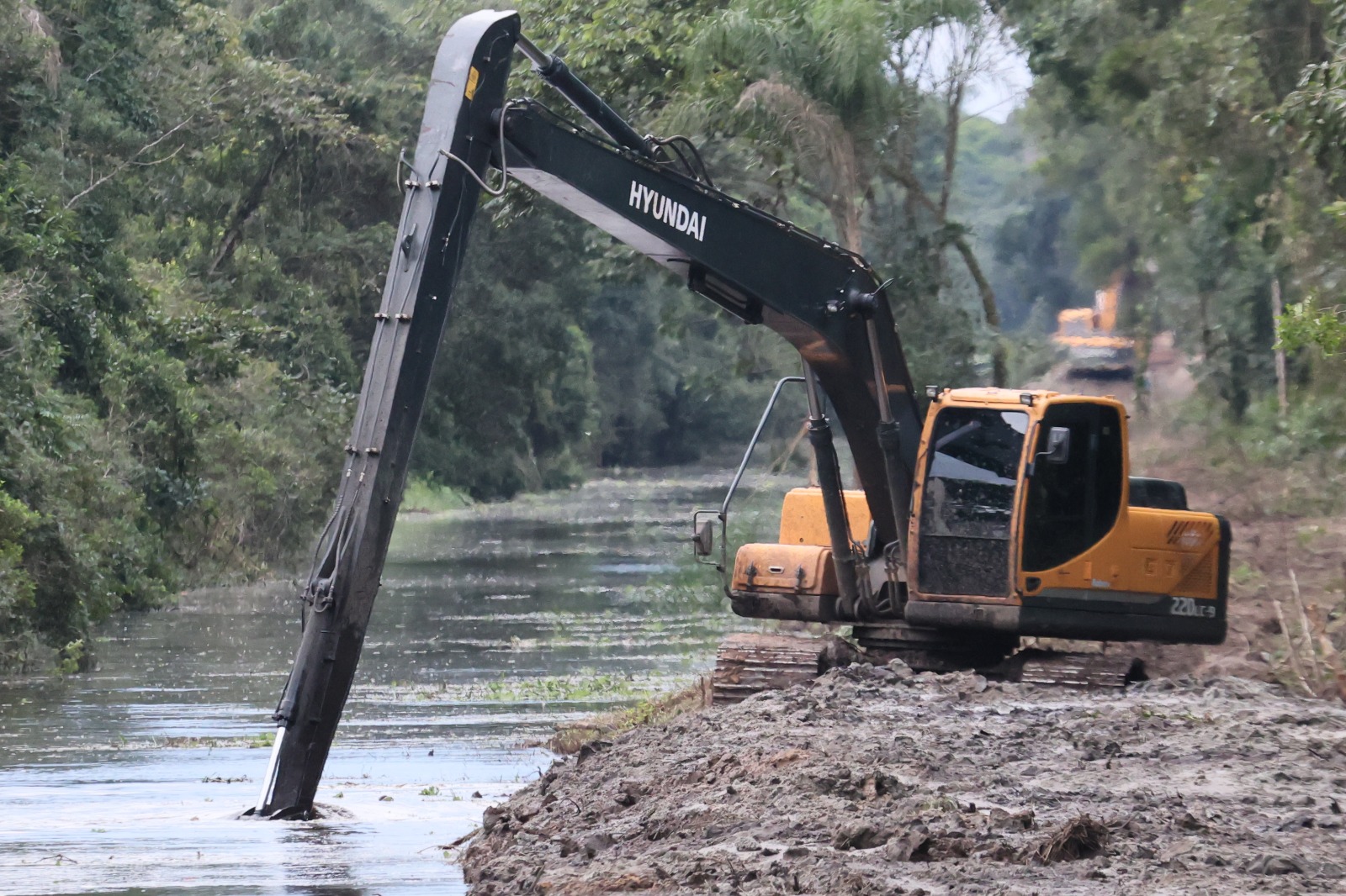 Estado começa a limpar e desassorear 45 quilômetros de canais no Litoral do Paraná