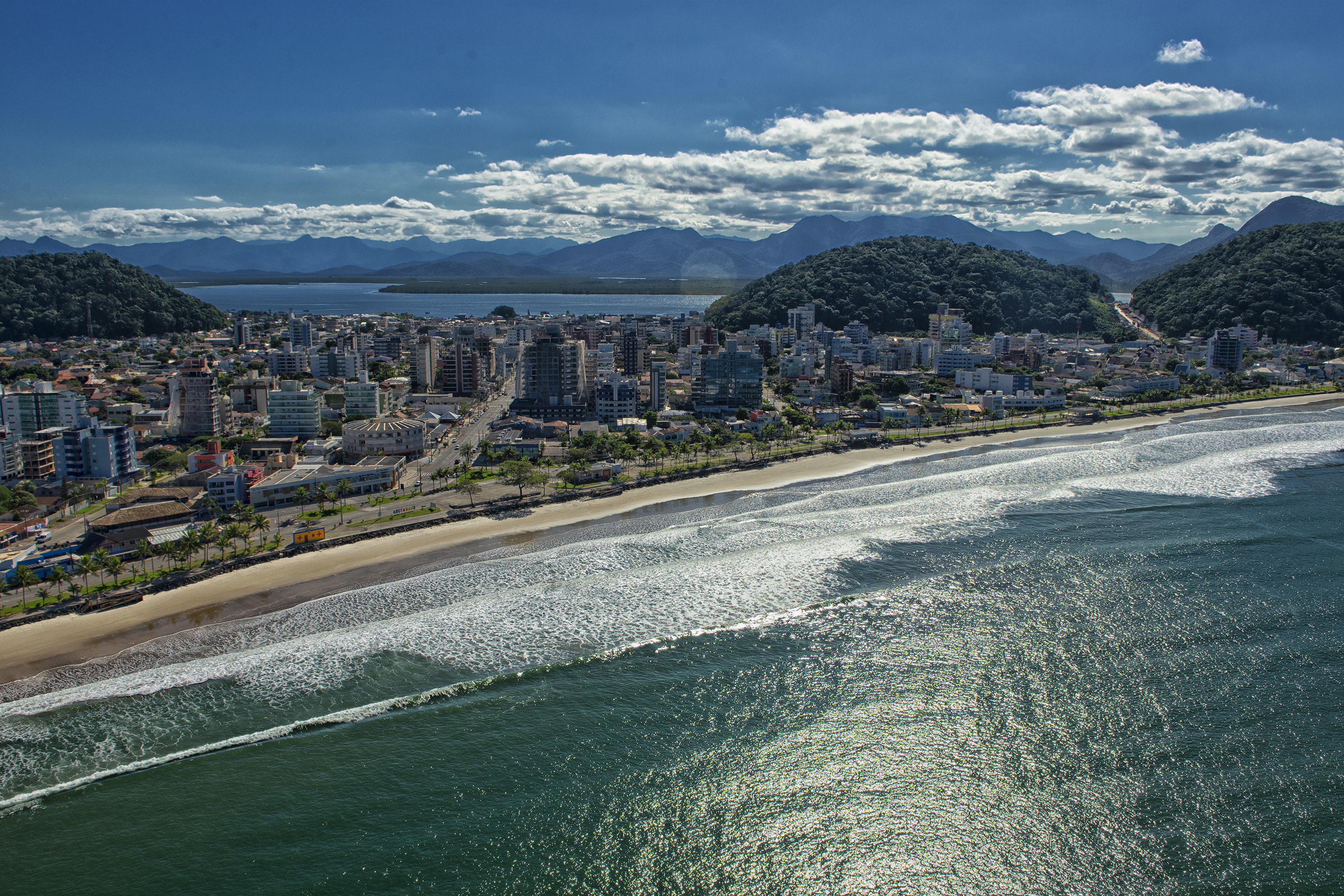 O Litoral do Paraná alcançou R$ 1,6 bilhão em investimentos públicos e privados ao longo de 2025, 246% superior ao movimentado em 2024.