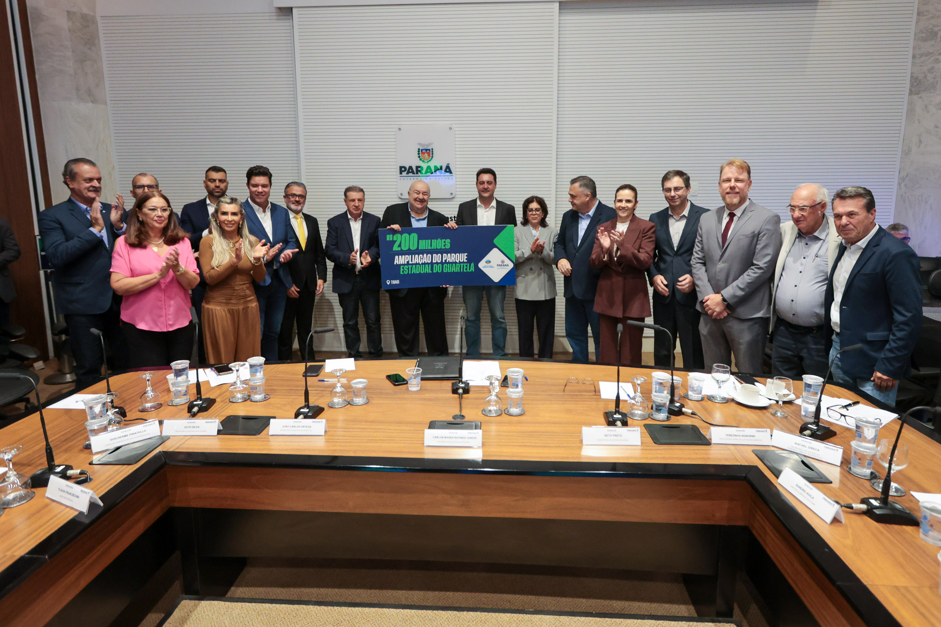 O Governo do Estado, o Ministério Público do Paraná (MPPR) e a Klabin firmaram nesta sexta-feira (27) um acordo para a ampliação do Parque Estadual do Guartelá, em Tibagi, e novos investimentos que, na soma, totalizam R$ 233 milhões em ações ambientais e sociais também em Telêmaco Borba, na região dos Campos Gerais.  O pacote ainda prevê um conjunto de iniciativas estruturadas para contribuir com a conservação da biodiversidade, o fortalecimento das políticas públicas locais e a melhoria da qualidade de vid