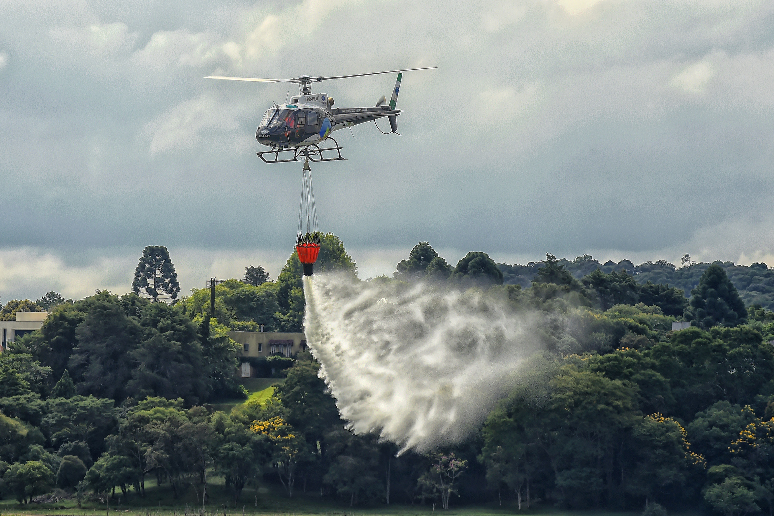 Centro de Operações Aéreas do IAT capacita pilotos para combate a incêndios