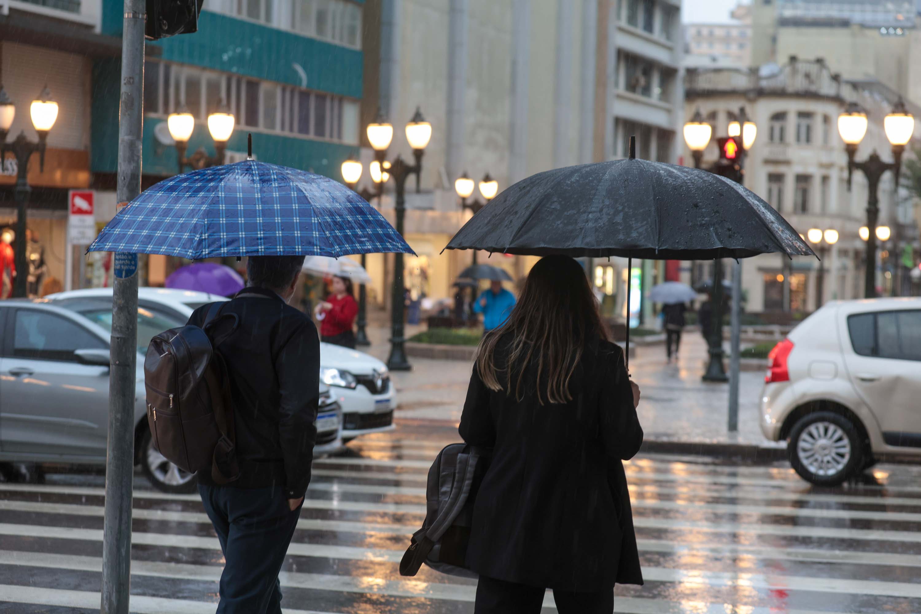 Vento, chuva e queda nas temperaturas: frente fria começa a atravessar o Paraná