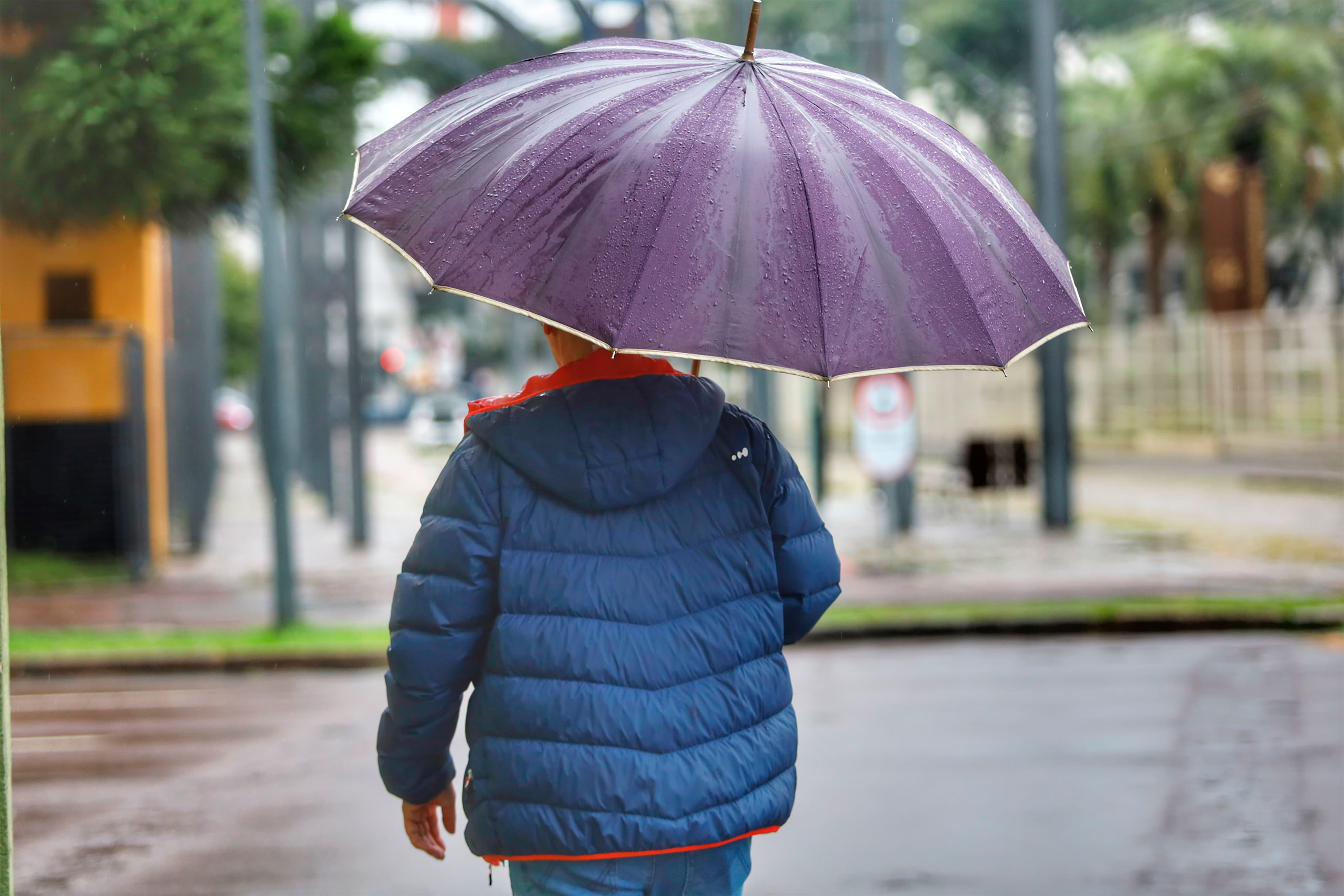 Paraná terá fim de semana chuvoso e novo declínio das temperaturas, prevê Simepar