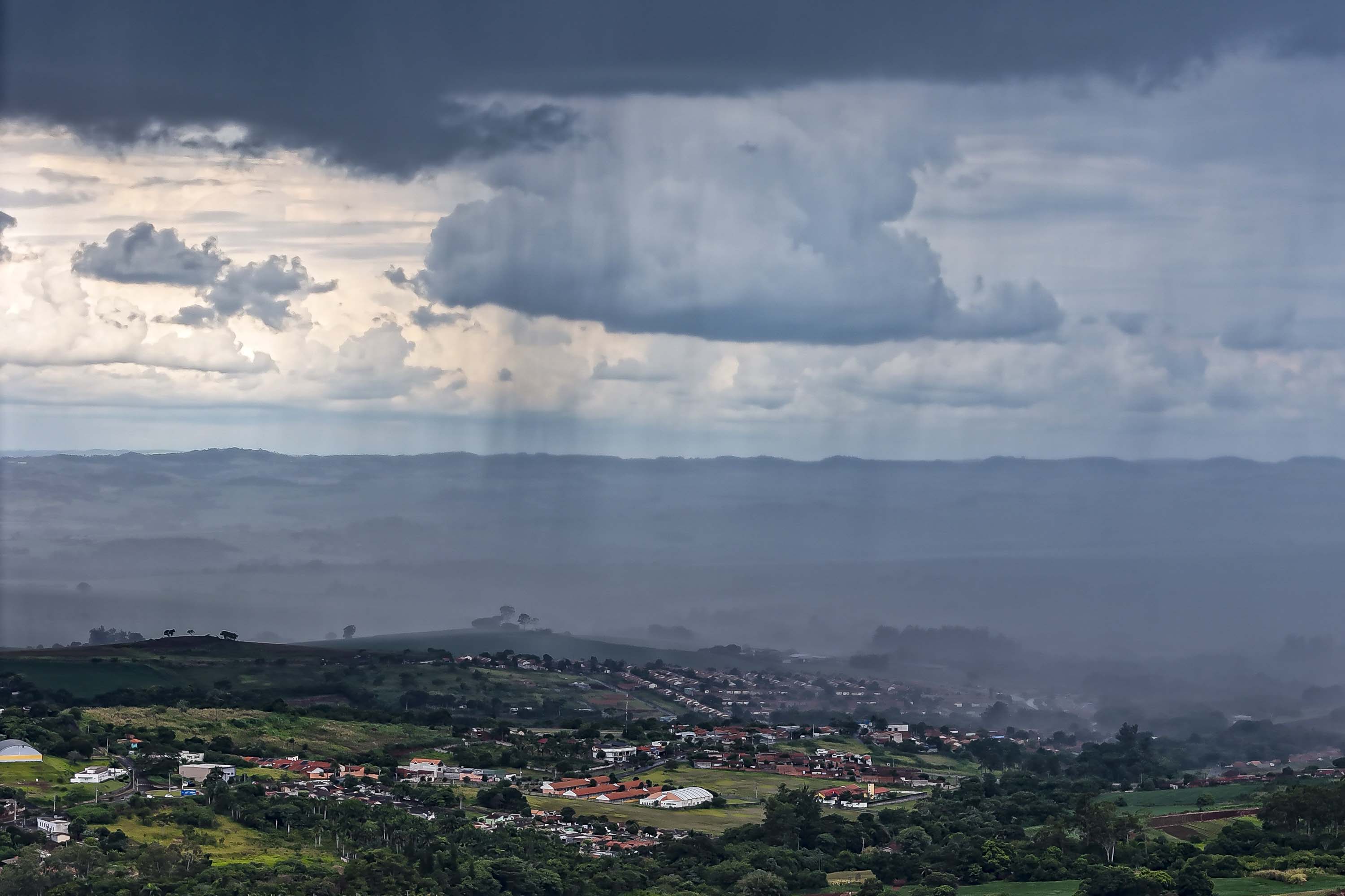 Fim de semana será de chuva na faixa Oeste do Paraná, prevê o Simepar