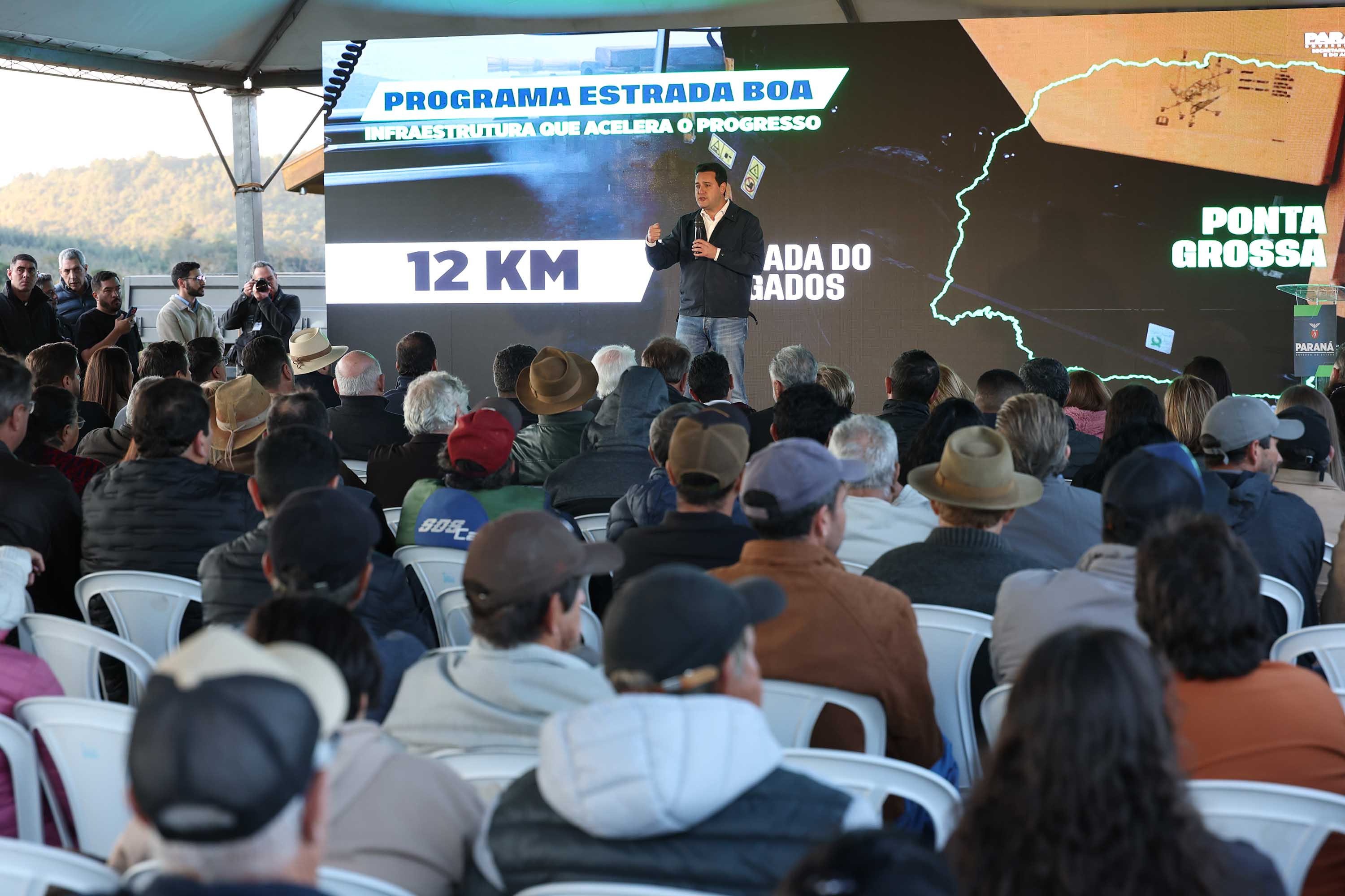 Governador entrega títulos de propriedade a 260 famílias dos Campos Gerais e da RMC