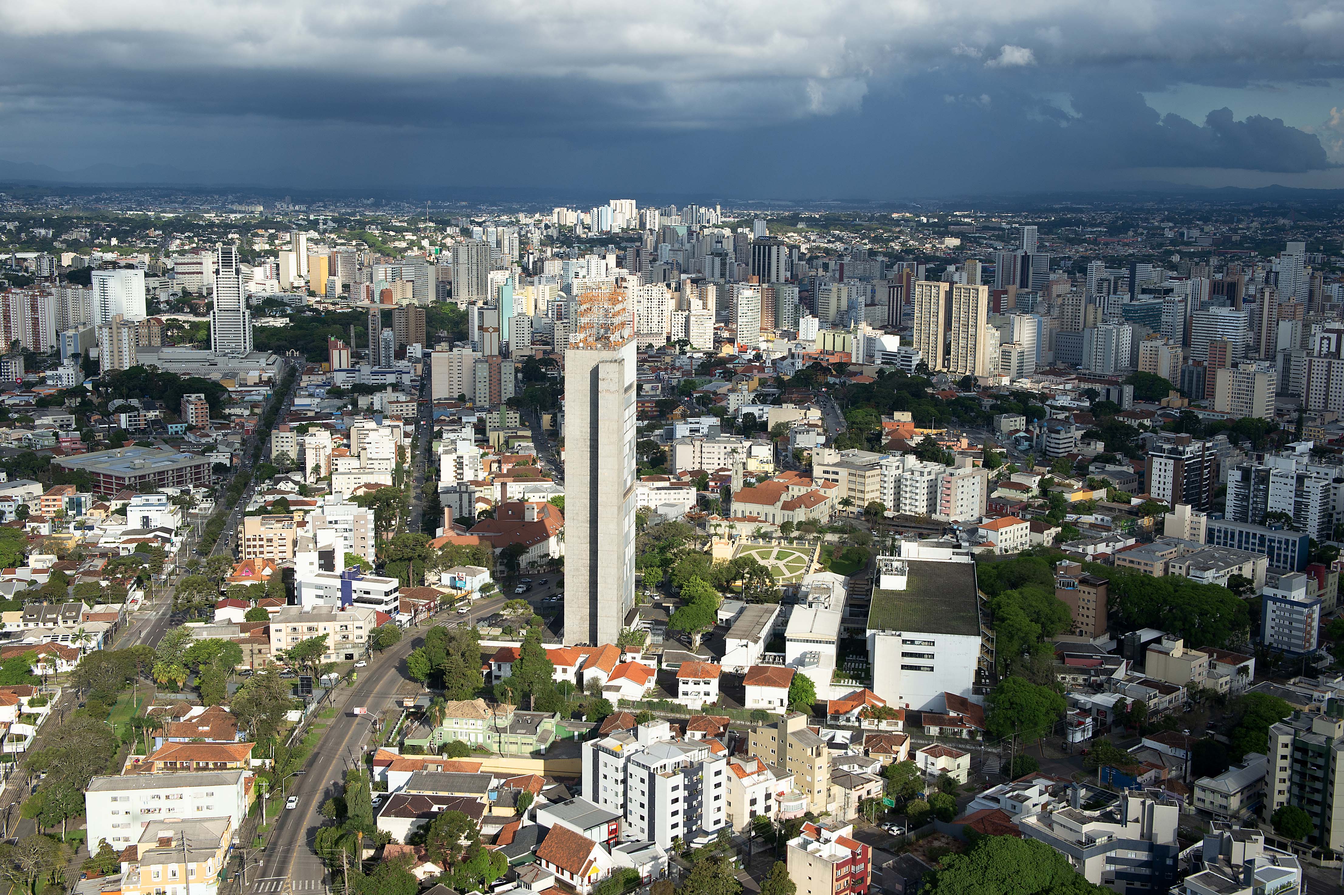 IAT e IBGE firmam acordo para consolidar limites dos 399 municípios do Paraná