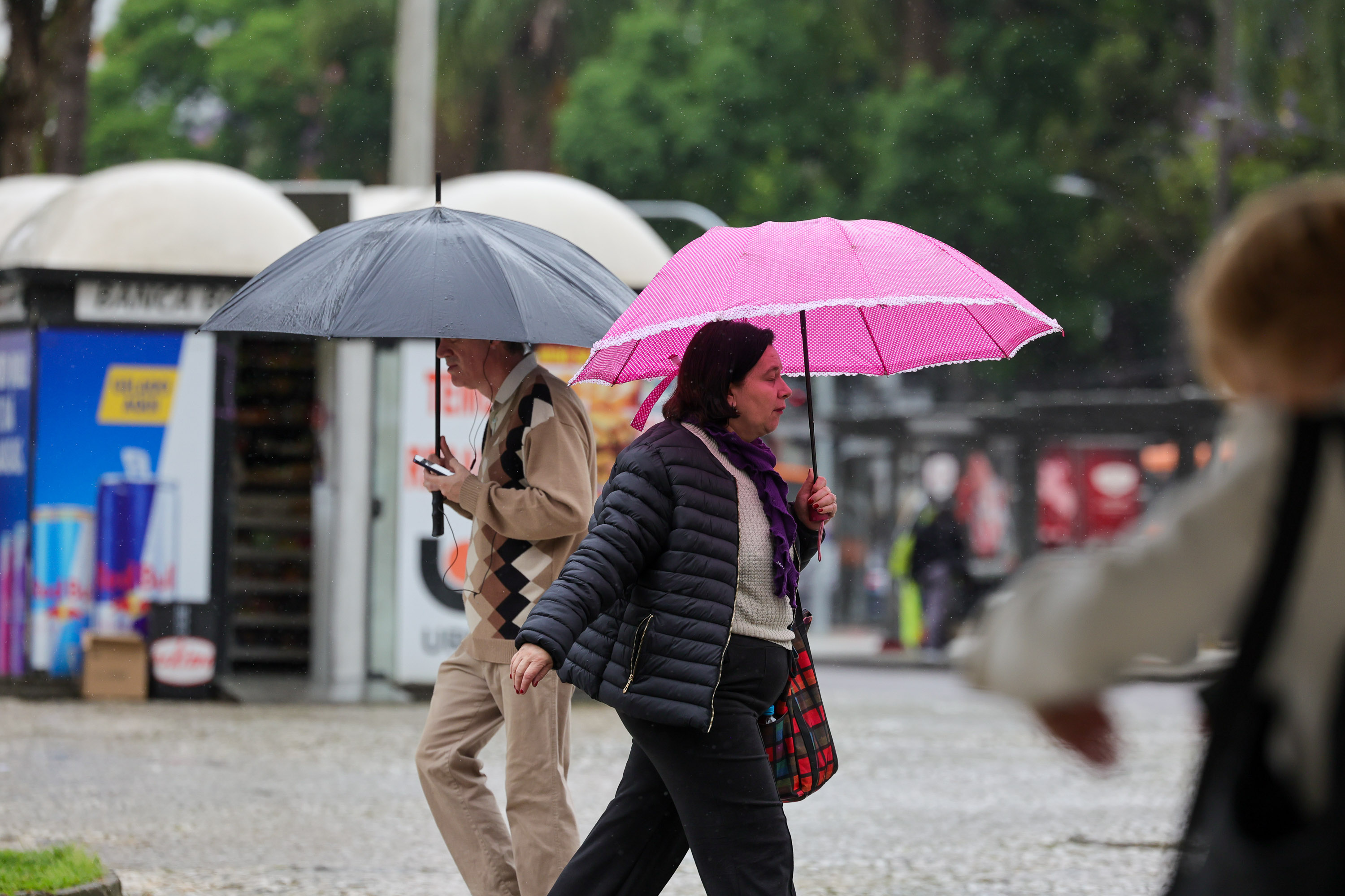 Tempestades se afastam do Paraná