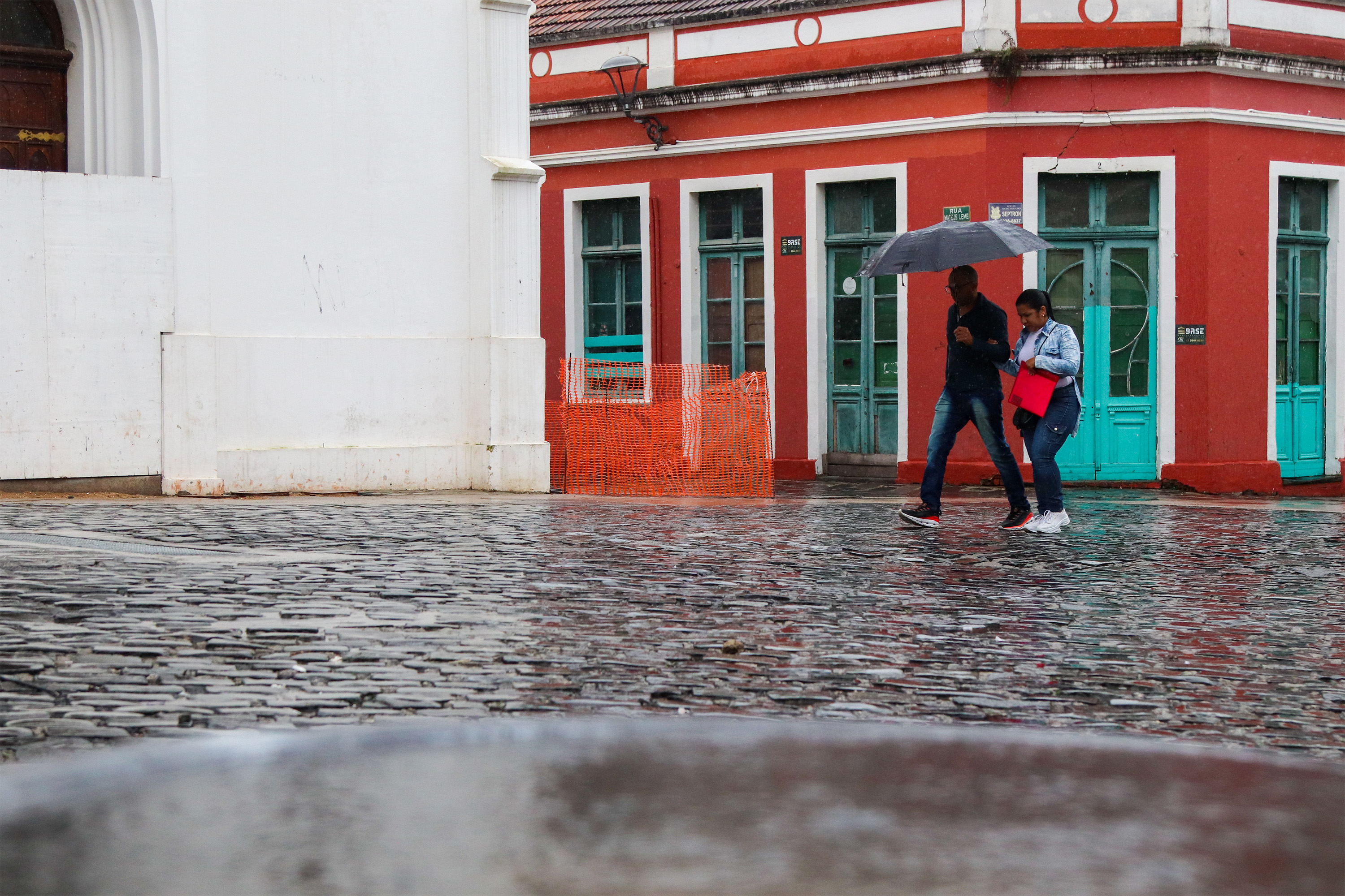 Paraná terá fim de semana cinzento com risco de tempestades, prevê Simepar