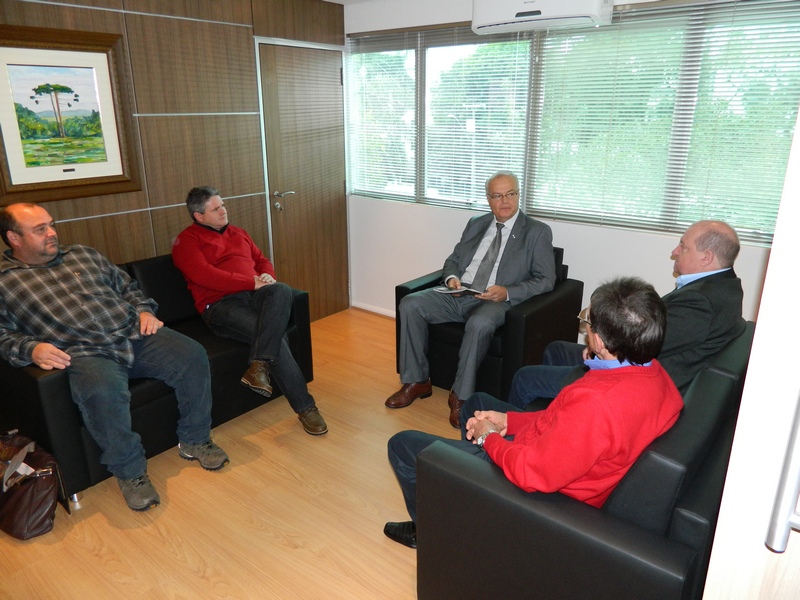Jonel Iurk, os prefeitos de Capanema, Milton Kafer, Claudiomiro Quadri , de Capitão Leônidas Marques, acompanhado de seu vice-prefeito Décio Dallabrida.