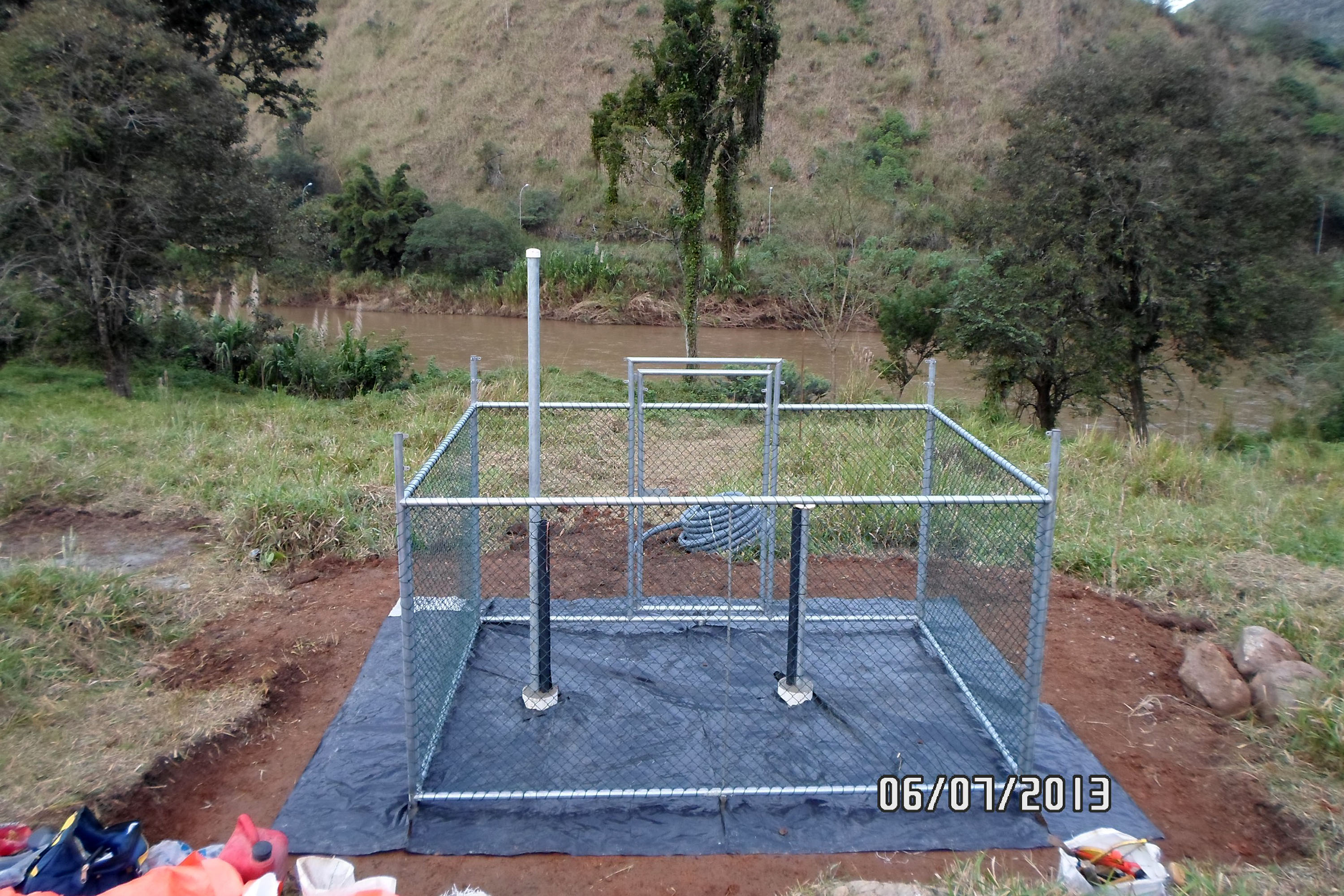 A Rede Paranaense de Monitoramento Hidrometereológico (REPAMH) disponibilizará em breve dados, em tempo real, das previsões meteorológicas, do monitoramento do nível dos rios em todas as bacias hidrográficas do Paraná e da quantidade de chuva. Na foto, Capela da Ribeira em instalação. Foto: Divulgação