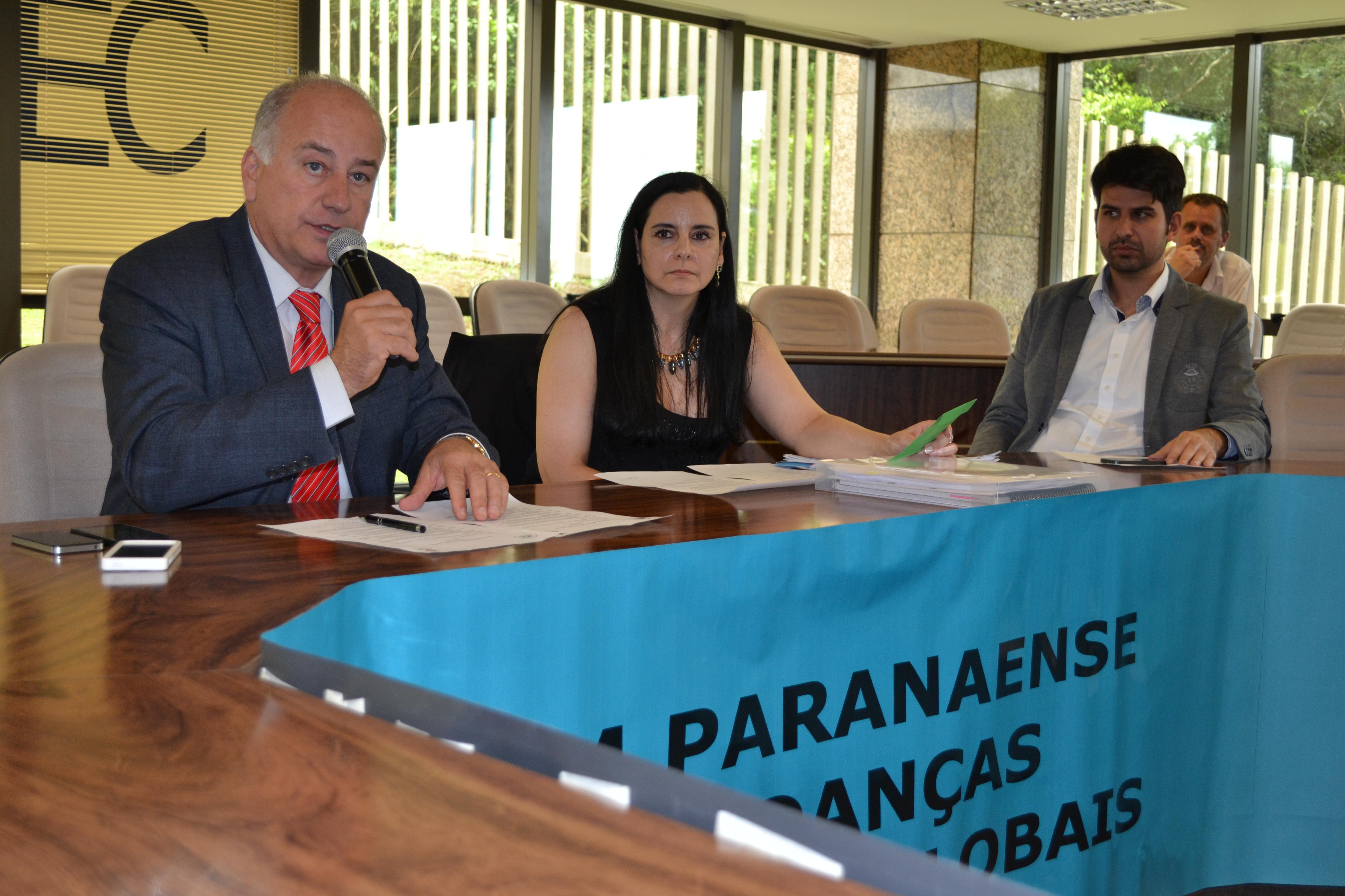 Fórum Paranaense de Mudanças Climáticas Globais. Na foto,secretário Luiz Eduardo Cheida , a secretária executiva do Fórum, Rosana Castella e o coordenador de mudanças climáticas da SEMA, Carlos Renato GarcezFoto: Divulgação SEMA