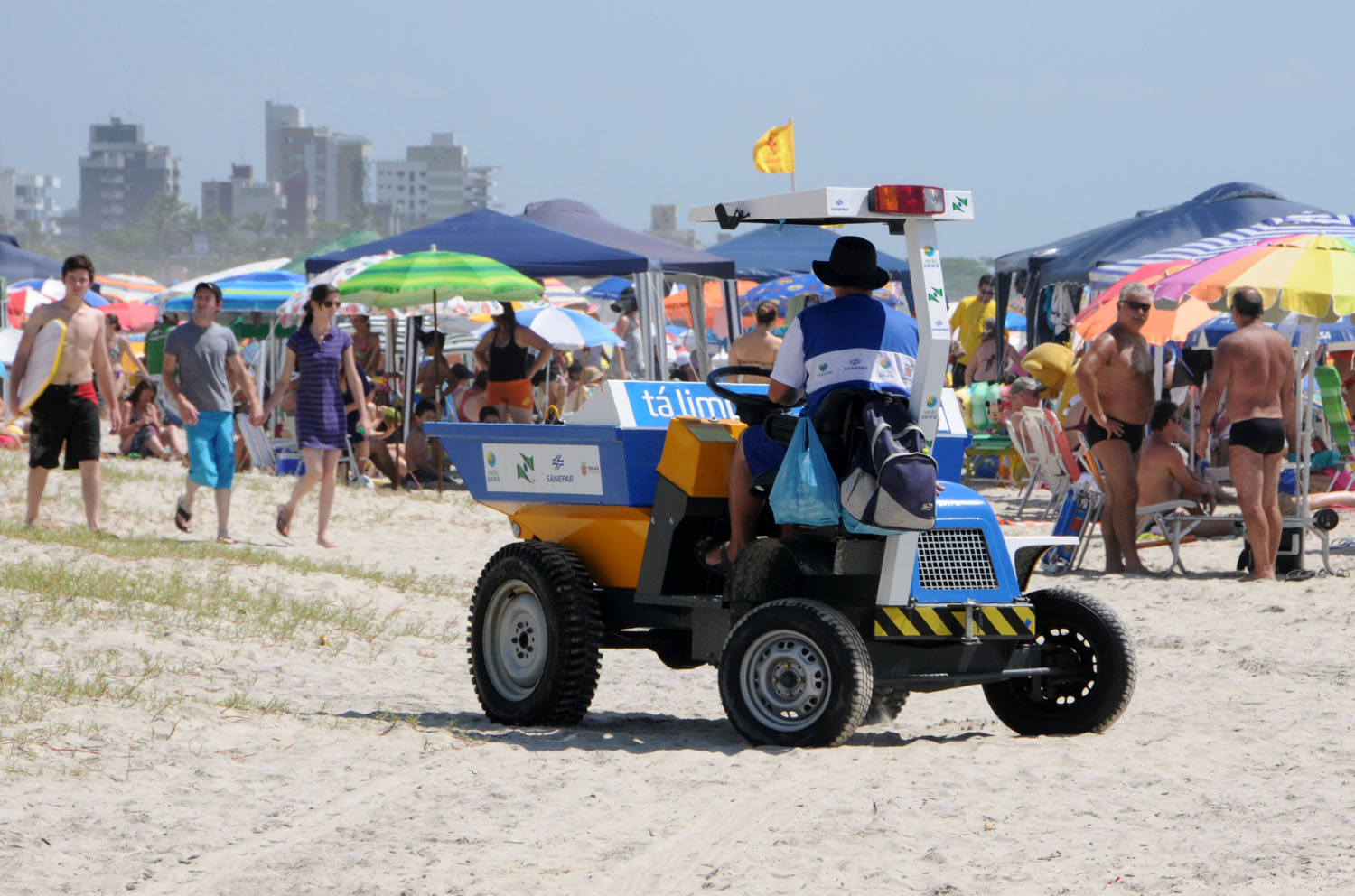 O Instituto das Águas do Paraná, do Governo do Estado, começa segunda-feira (23) serviços de limpeza e recolhimento de lixo no Litoral. Foto: Divulgação
