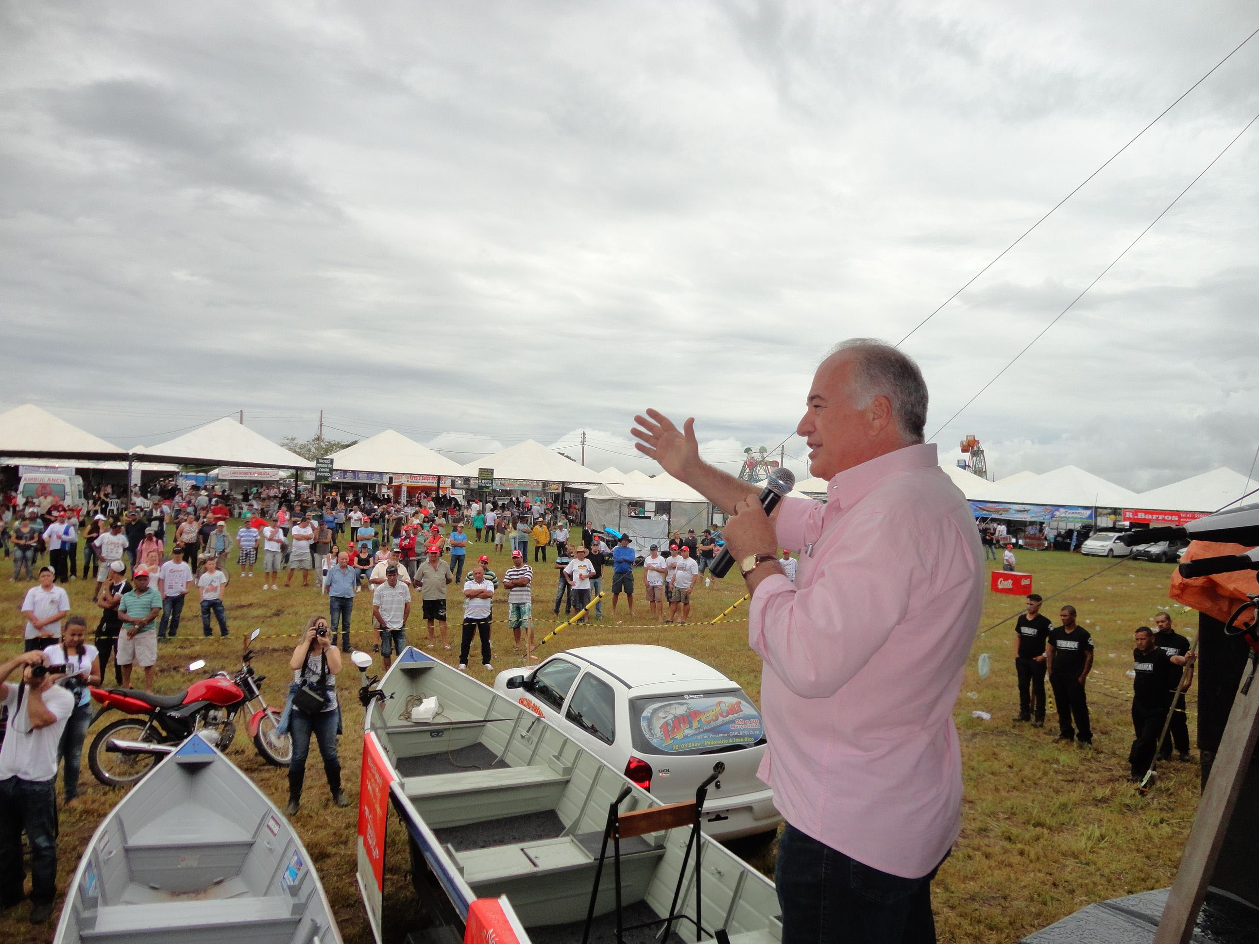 Secretário do Meio Ambiente e Recursos Hídricos, Luiz Eduardo Cheida, assina resolução que regula as atividades pesqueiras no Estado.Carlópolis, 30/03/2014.Foto: Divulgação SEMA