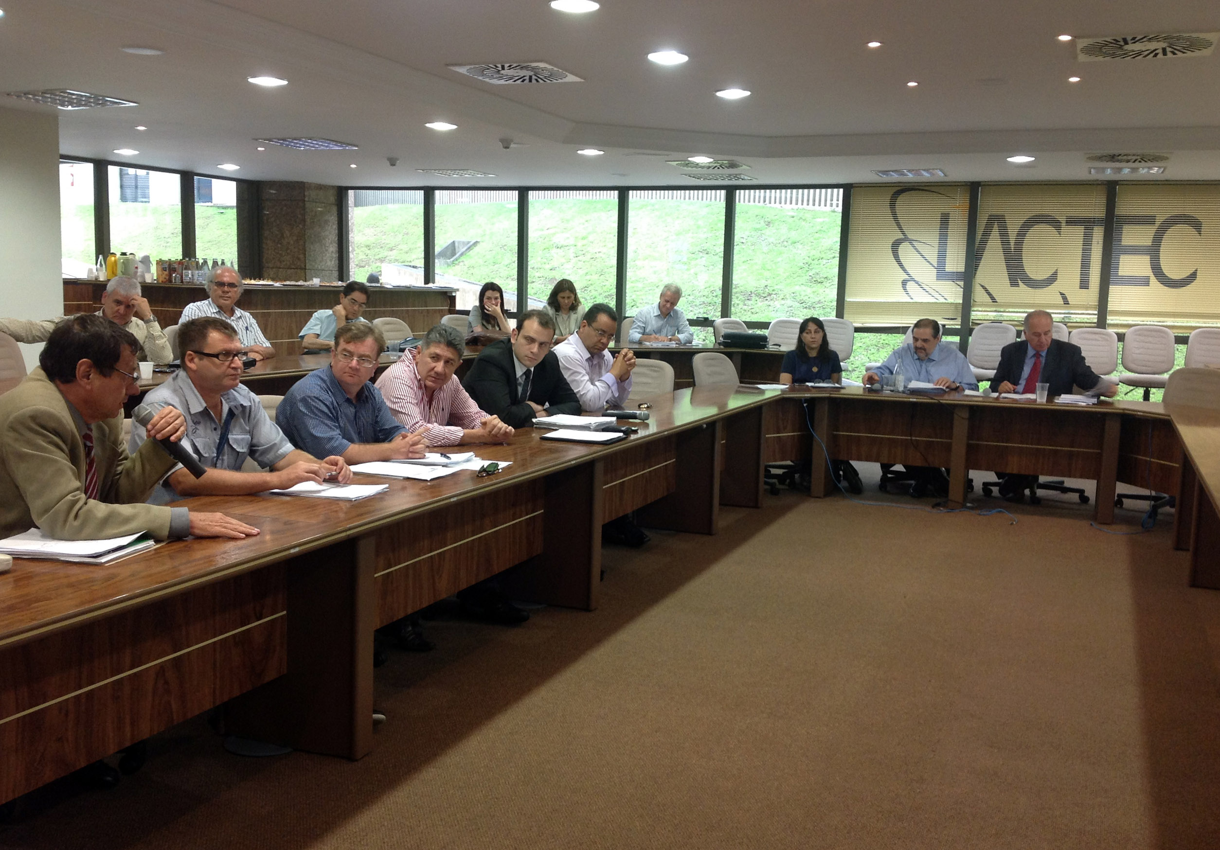 Reunião com o secretário do meio ambiente, Luiz Eduardo Cheida, com os prefeitos e secretários do Meio Ambiente de Guaratuba, Matinhos, Antonina, Morretes, Guaraqueçaba, Pontal do Paraná e Paranaguá.Foto: Divulgação SEMA