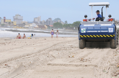 Sanepar limpa praias