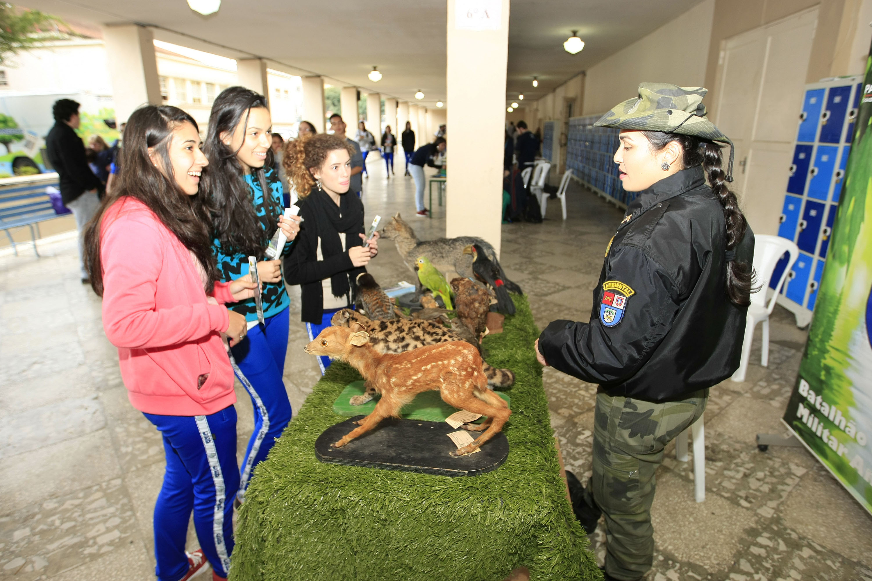 A preocupação com a preservação ambiental, combate ao desperdício, pesquisas de fontes alternativas de energia e a promoção de hábitos alimentares saudáveis estão entre os temas trabalhados nas escolas estaduais, por meio de projetos educacionais voltados à sustentabilidade.Foto: Hedeson Alves/Arquivo SEED
