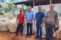 O coletor de recicláveis Elias Alves de Oliveira com o presidente do Instituto Água e Terra (IAT), Everton Souza; o prefeito de Itaúna do Sul, Gilson José de Gois; além de técnicos da prefeitura local.