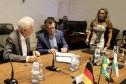 O Paraná assinou nesta quinta-feira (4) acordo de cooperação bilateral com o estado alemão de Meckenburg-Vorpommen, da região Nordeste do país europeu. A cooperação é na área de sustentabilidade, principalmente em ações de energias renováveis, tecnologias ambientais e economia circular.