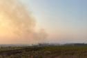 Caminhões-pipa fornecidos pelo Estado ajudam a combater incêndio florestal em Cianorte