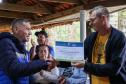 Servidores do escritório regional do IAT de Curitiba durante plantio de mudas no viveiro de São José dos Pinhais