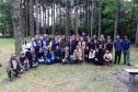 Servidores do escritório regional do IAT de Curitiba durante plantio de mudas no viveiro de São José dos Pinhais