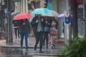 Rajadas de vento e muita chuva: última frente fria do inverno impactou o Paraná