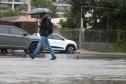 Rajadas de vento e muita chuva: última frente fria do inverno impactou o Paraná