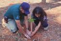 Ação de educação ambiental organizada pelo IAT estimula a troca de roupas infantis e brinquedos novos ou em bom estado por mudas de espécies nativas