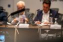 O governador Carlos Massa Ratinho Junior recebeu nesta terça-feira (7), no Palácio Iguaçu, em Curitiba, representantes da Vento Sul Energia para a entrega da Licença de Instalação (LI) do Complexo Eólico Palmas II, localizado no município de Palmas, no Sudoeste do Estado.