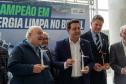 O governador Carlos Massa Ratinho Junior recebeu nesta terça-feira (7), no Palácio Iguaçu, em Curitiba, representantes da Vento Sul Energia para a entrega da Licença de Instalação (LI) do Complexo Eólico Palmas II, localizado no município de Palmas, no Sudoeste do Estado.